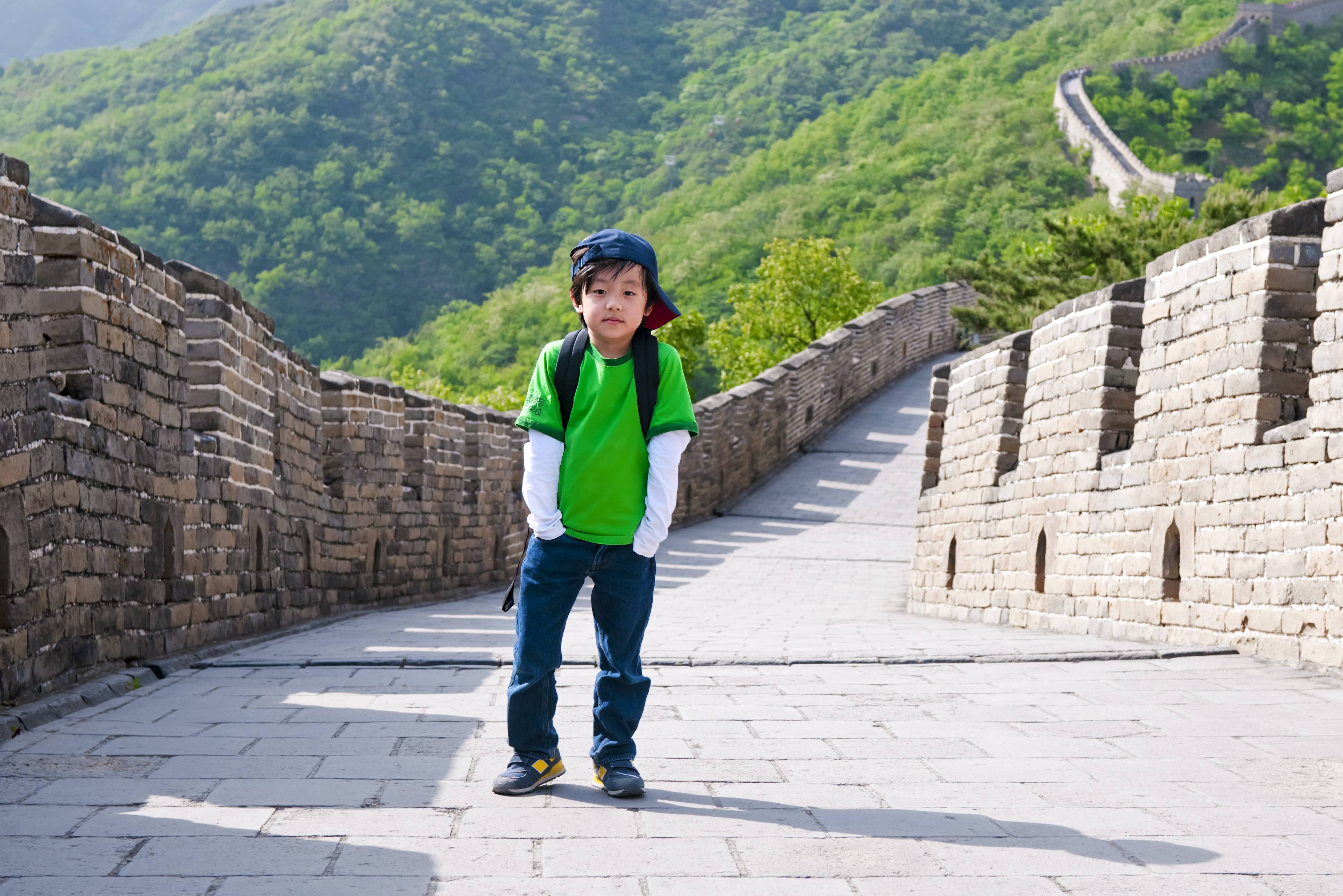 Jongen op de Grote Muur vlakbij Beijing