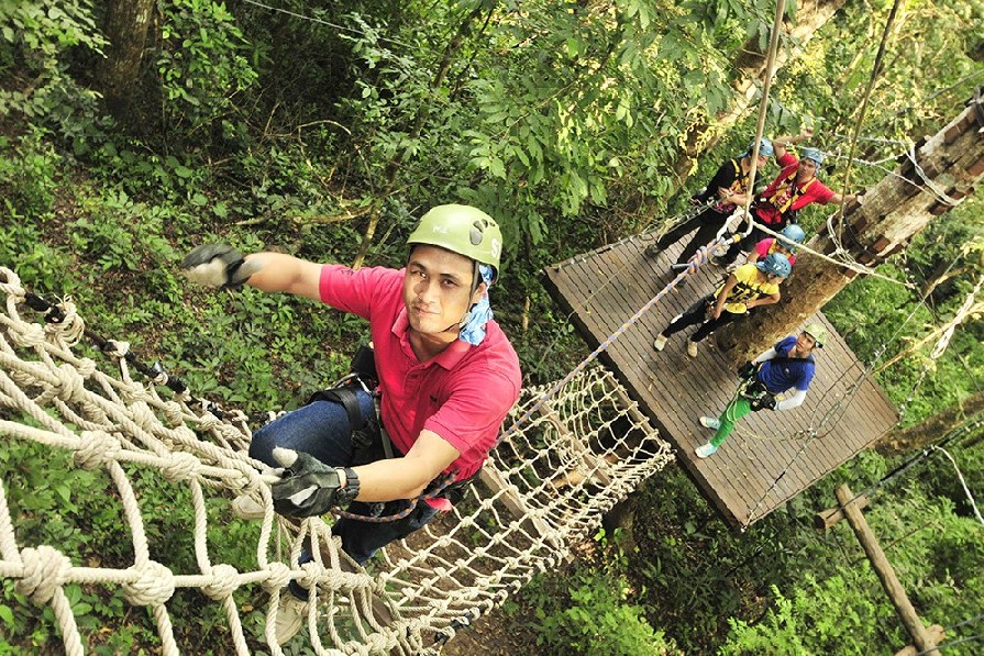 Platformen, klimmen en ziplinen tijdens de treetop adventure nabij Chiang Mai, Thailand