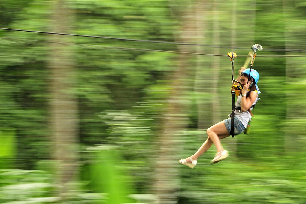 Ziplinen tijdens de treetop adventure nabij Chiang Mai, Thailand