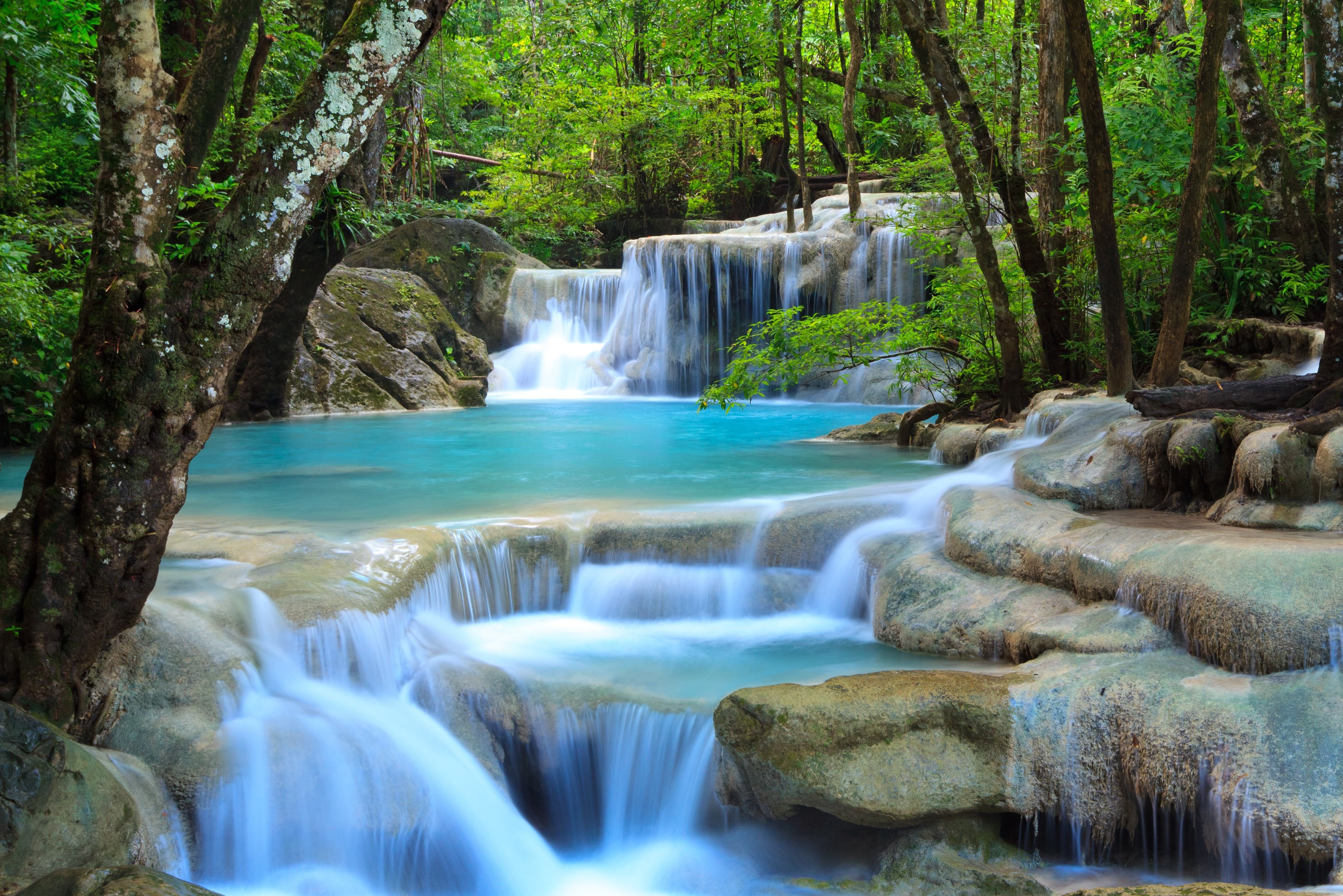 De Erawan watervallen in Kanchanaburi, Thailand