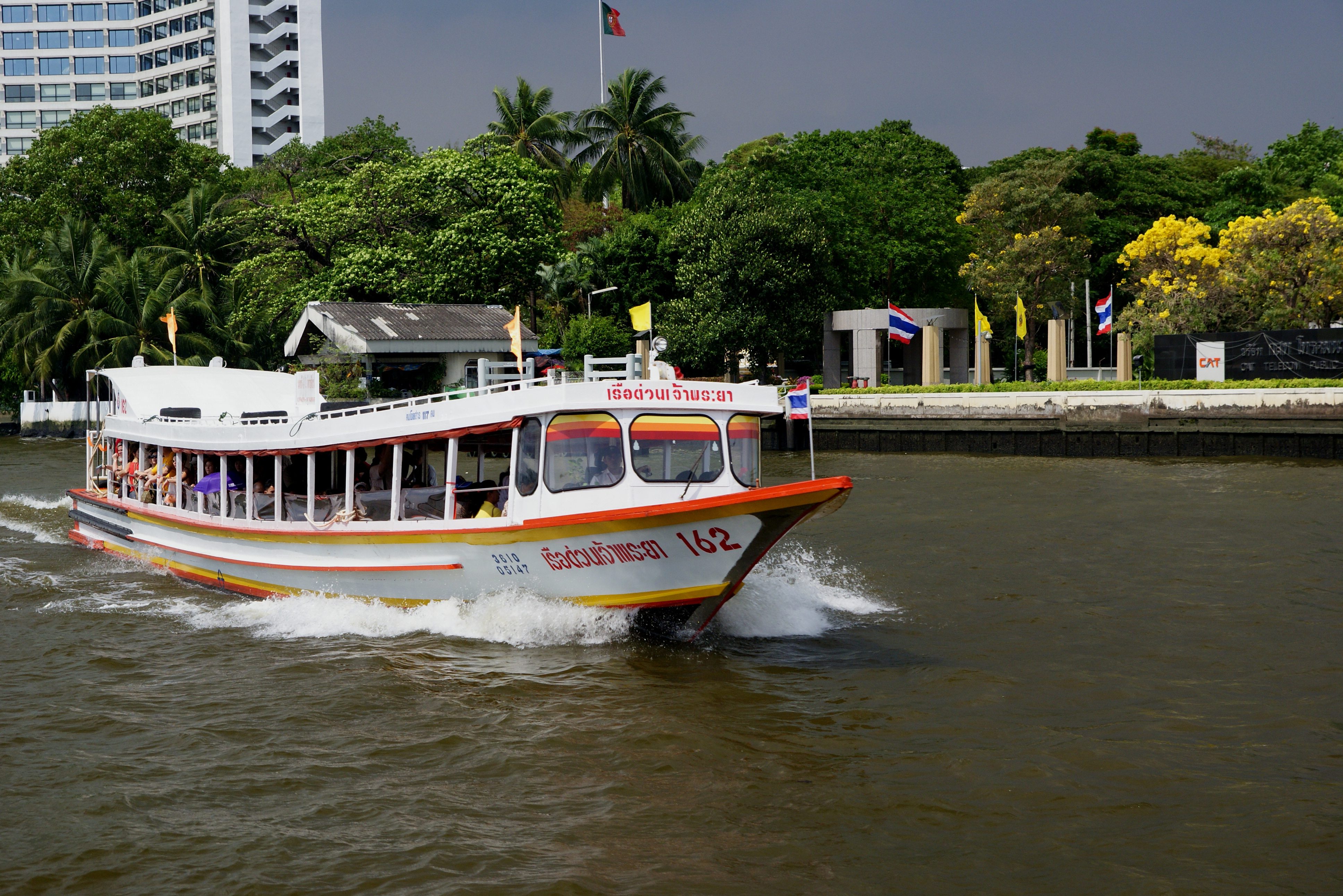 Expressboot op de Chao Phraya rivier in Bangkok, Thailand