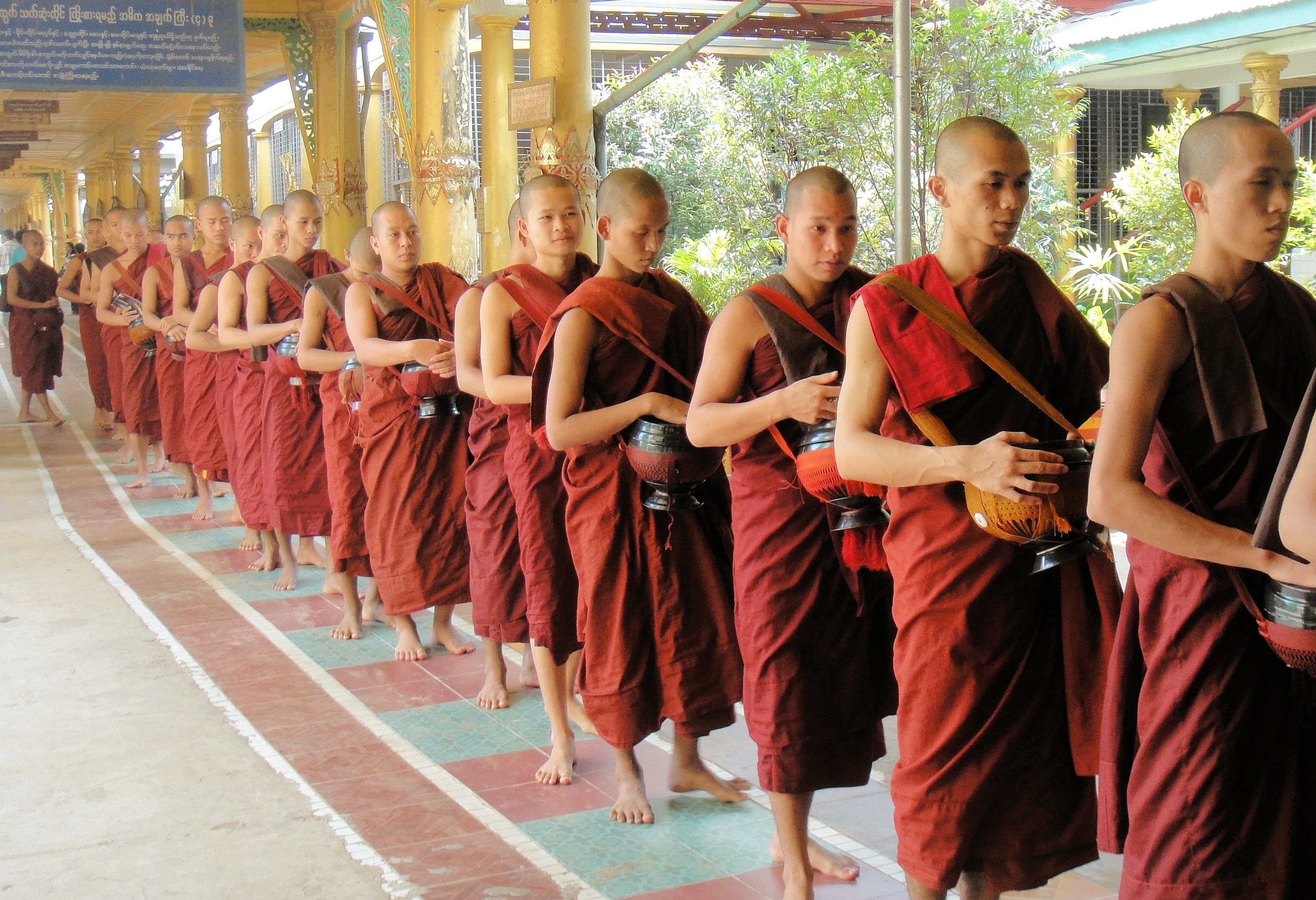 Monniken in klooster bij Bago