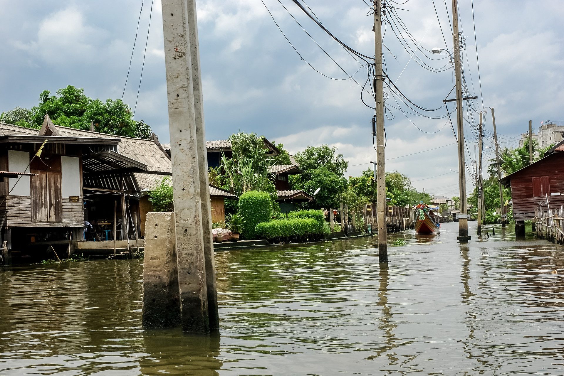 Longtailboot op de klongs van Bangkok, Thailand