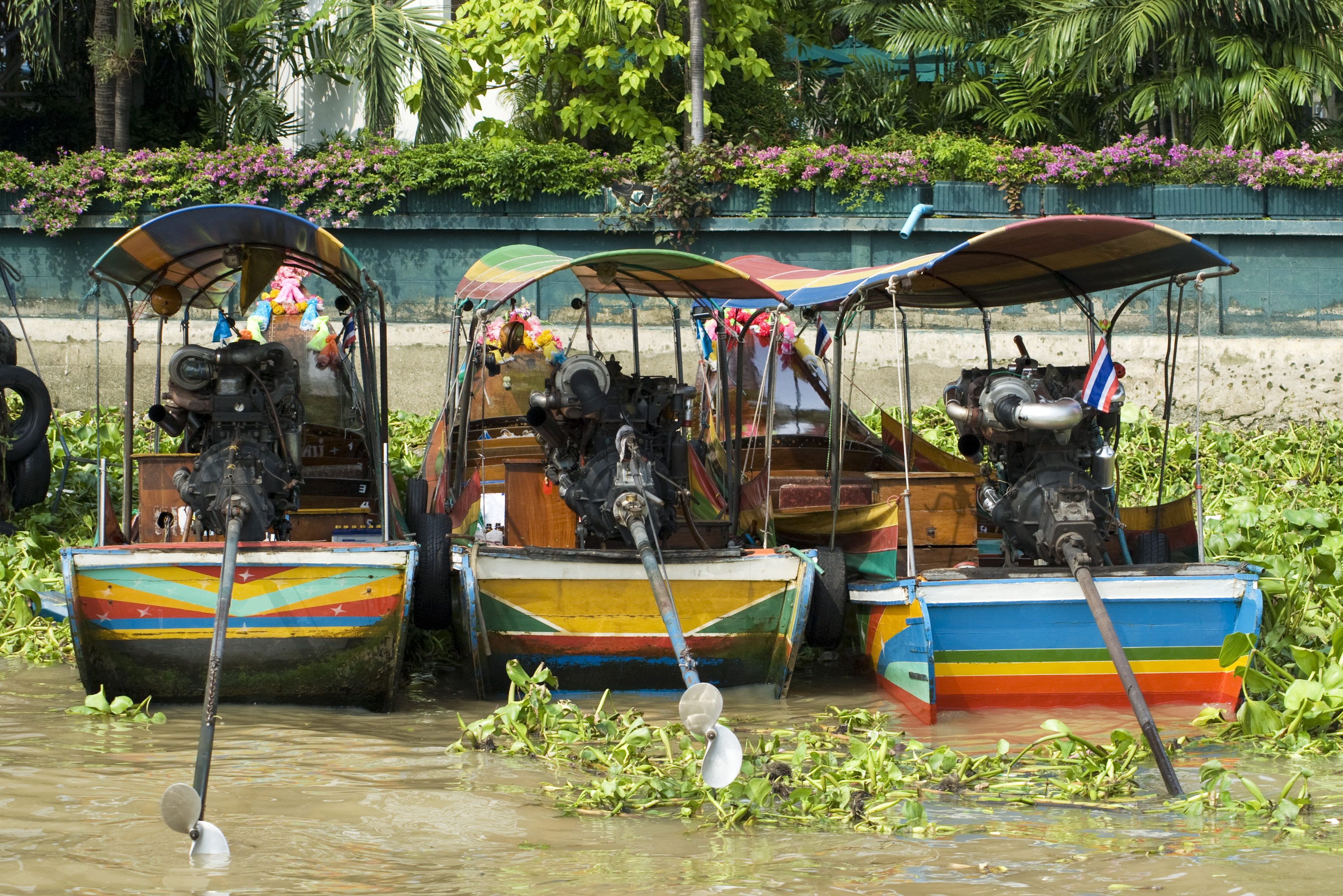 Longtailboten op de klongs van Bangkok, Thailand
