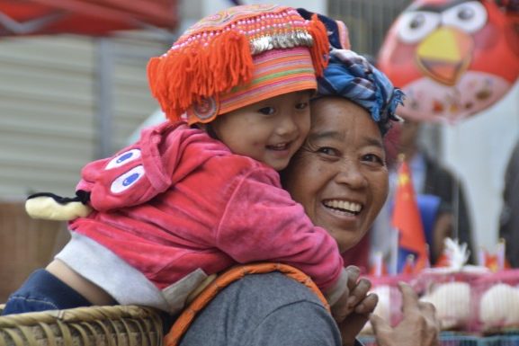 Moeder en dochter in Jiuzhaigou valley in Sichuan