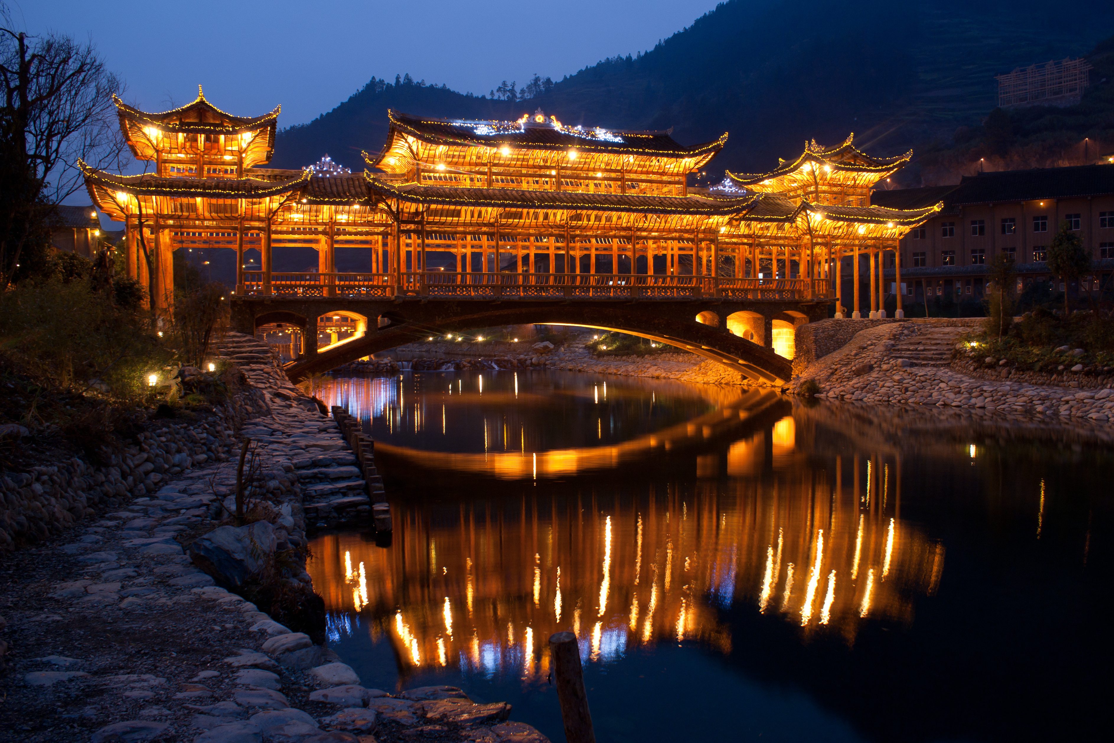 Dong regen en wind brug verlicht in China