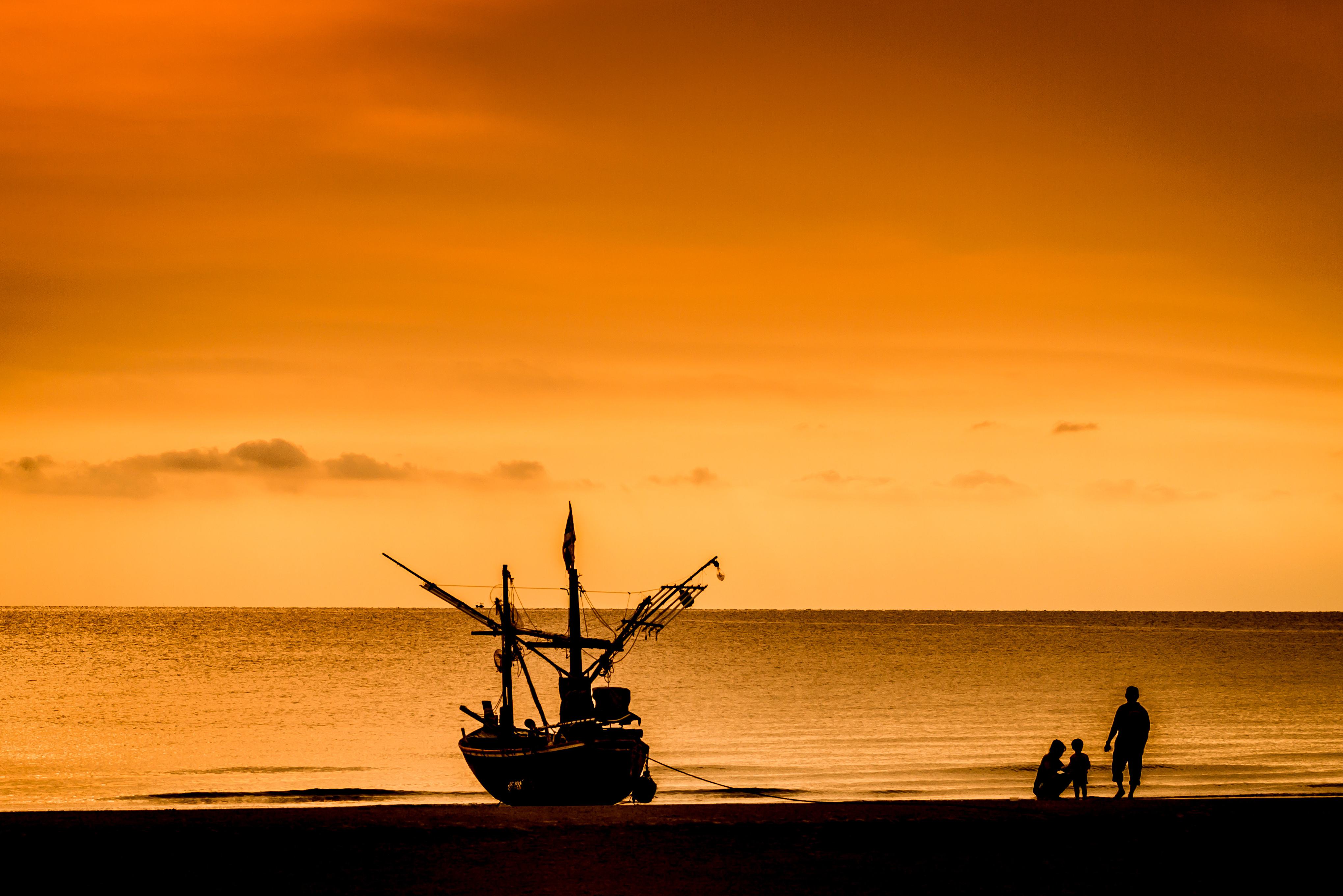 Strand van Hua Hin bij zonsondergang, in Thailand