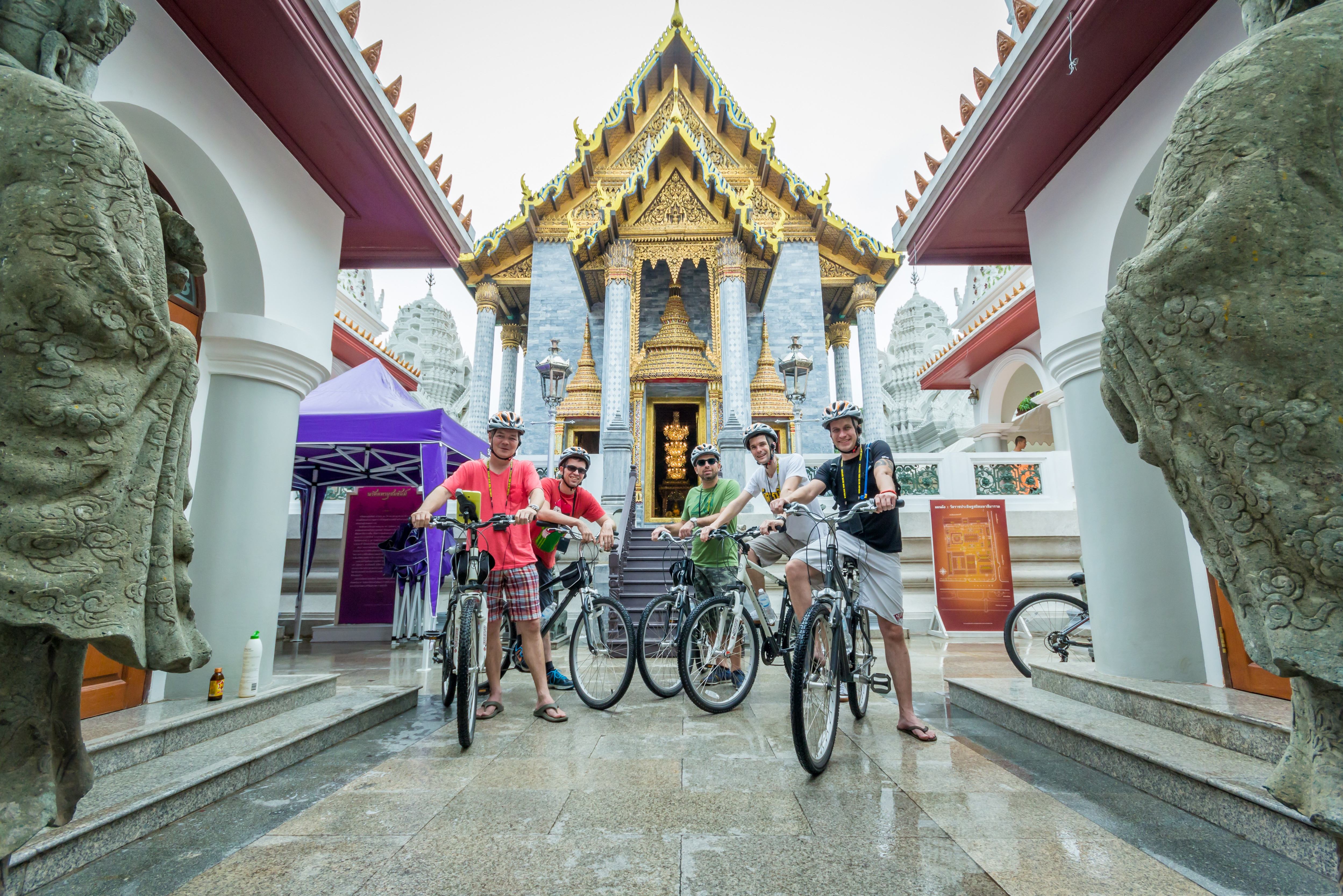 Bezoek aan tempel tijdens de Bangkok fietstour in Thailand