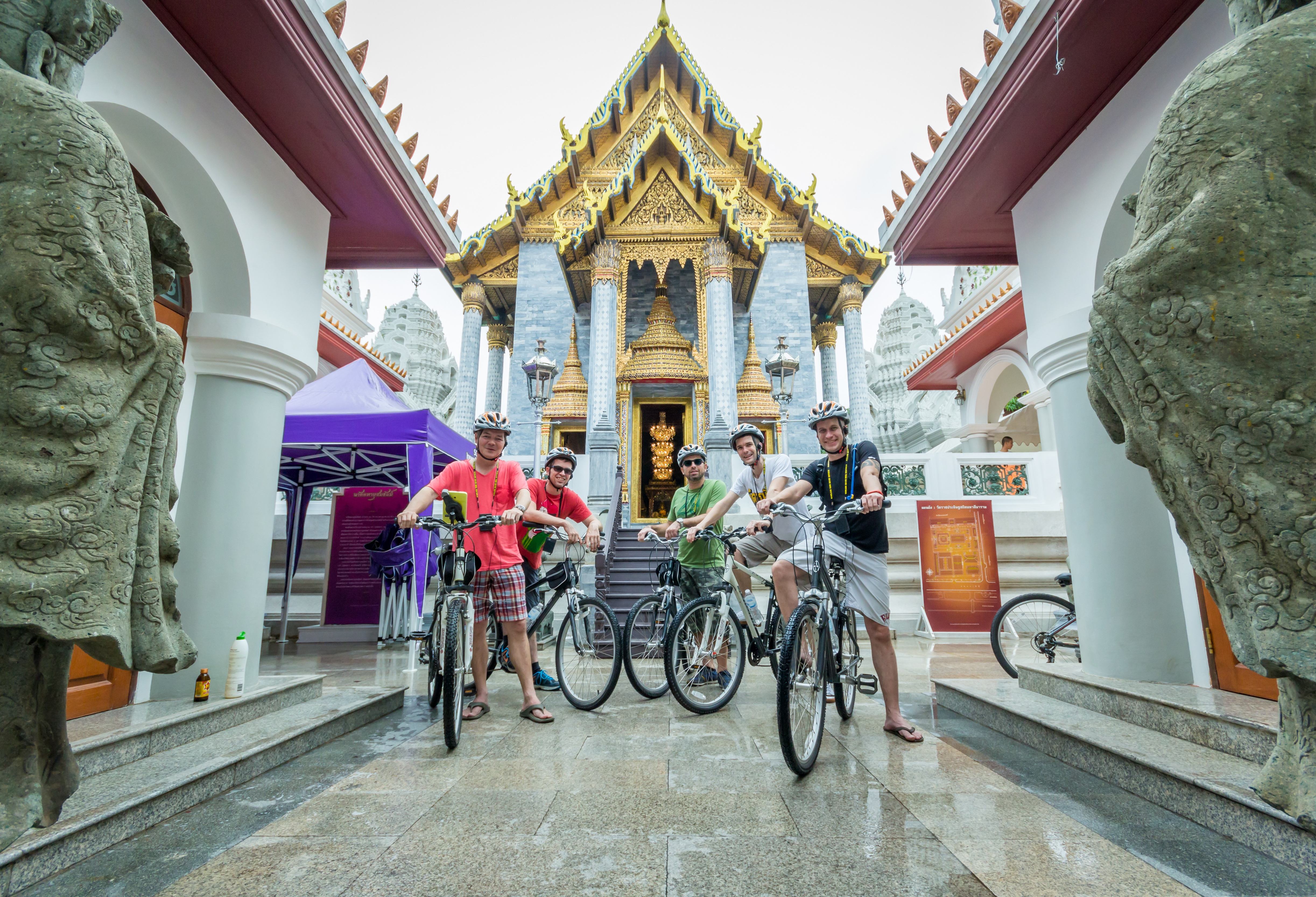 Bezoek aan tempel tijdens de Bangkok fietstour in Thailand