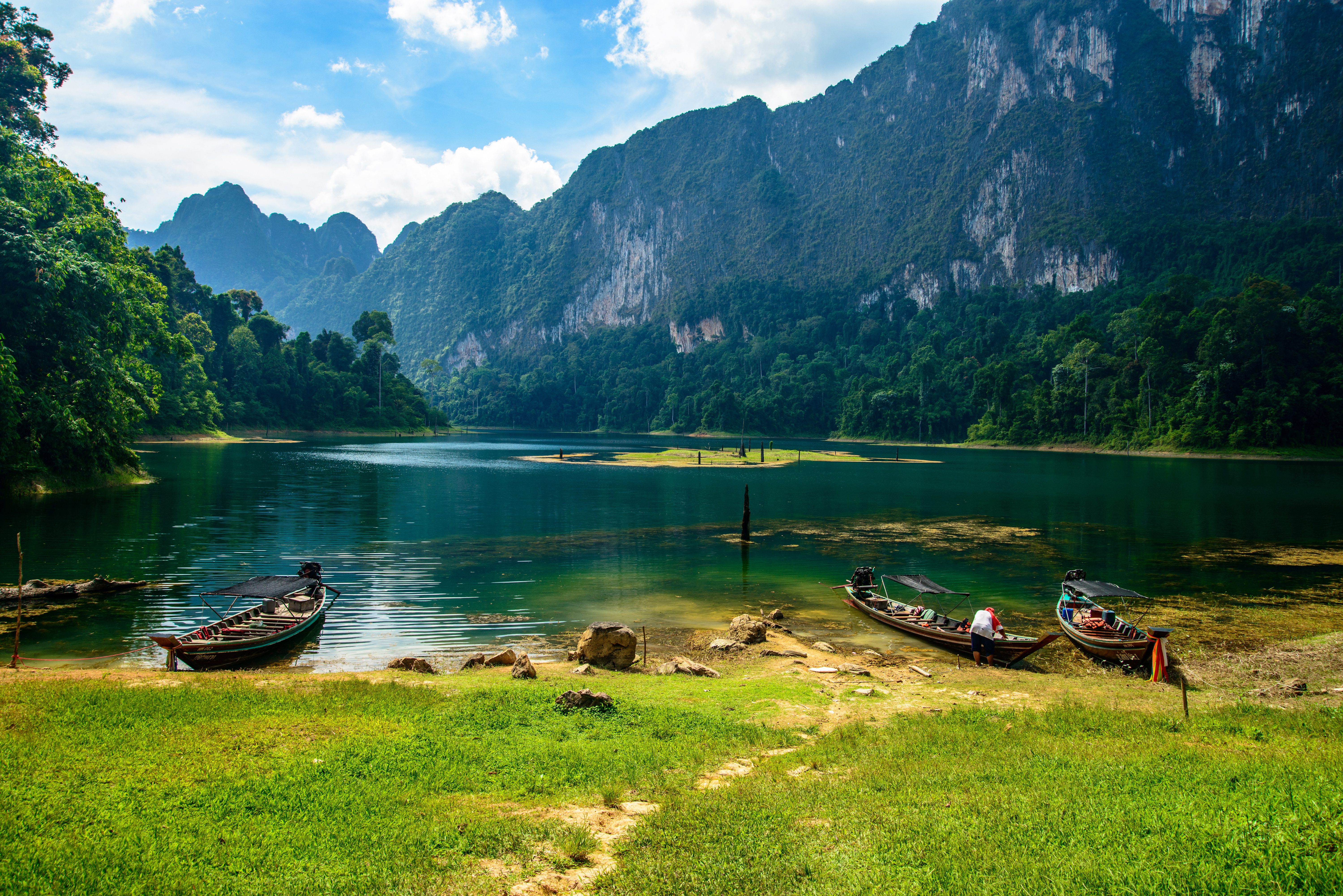 Cheow Lan Lake in het Khao Sok National Park in Thailand