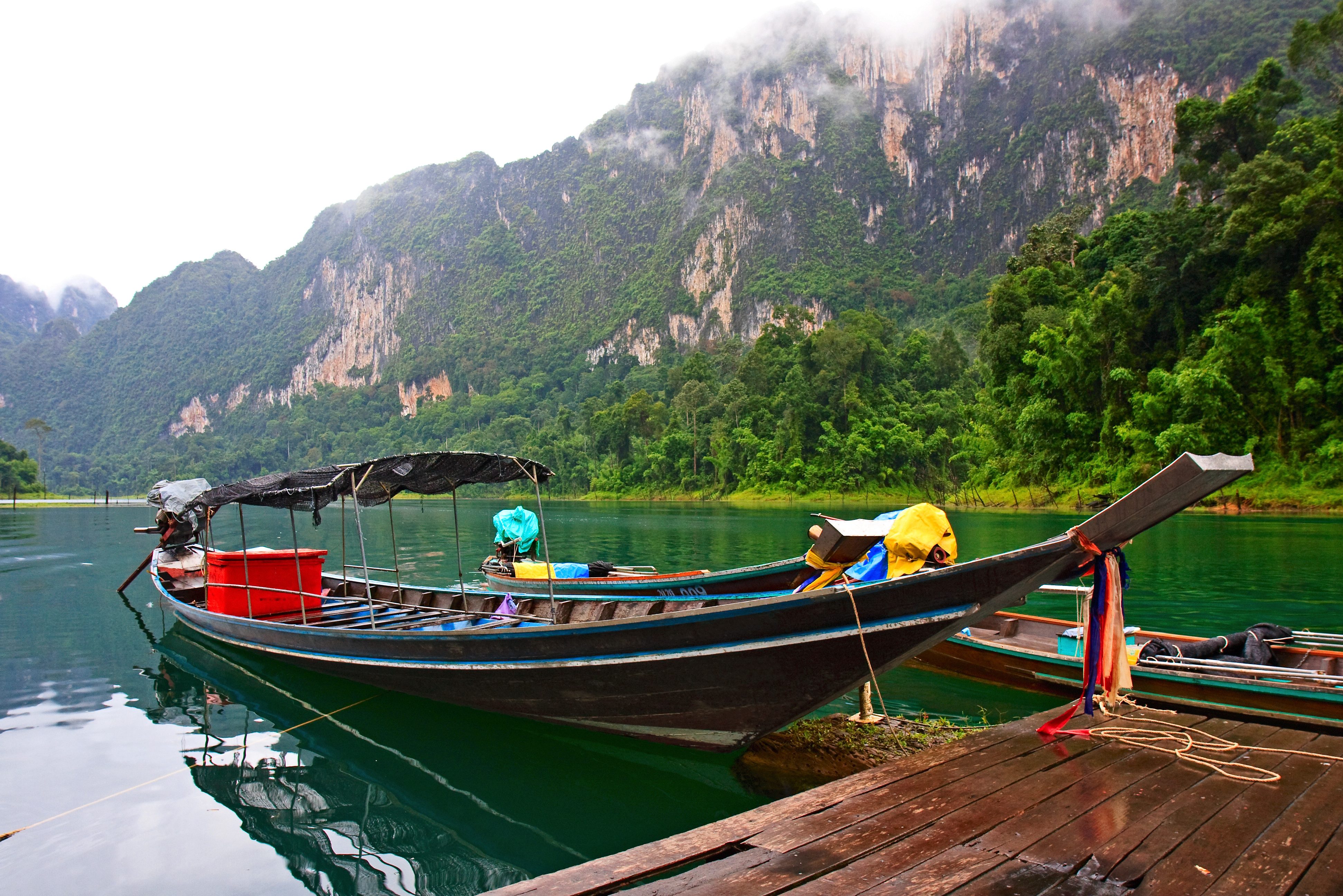 Cheow Lan Lake in het Khao Sok National Park in Thailand
