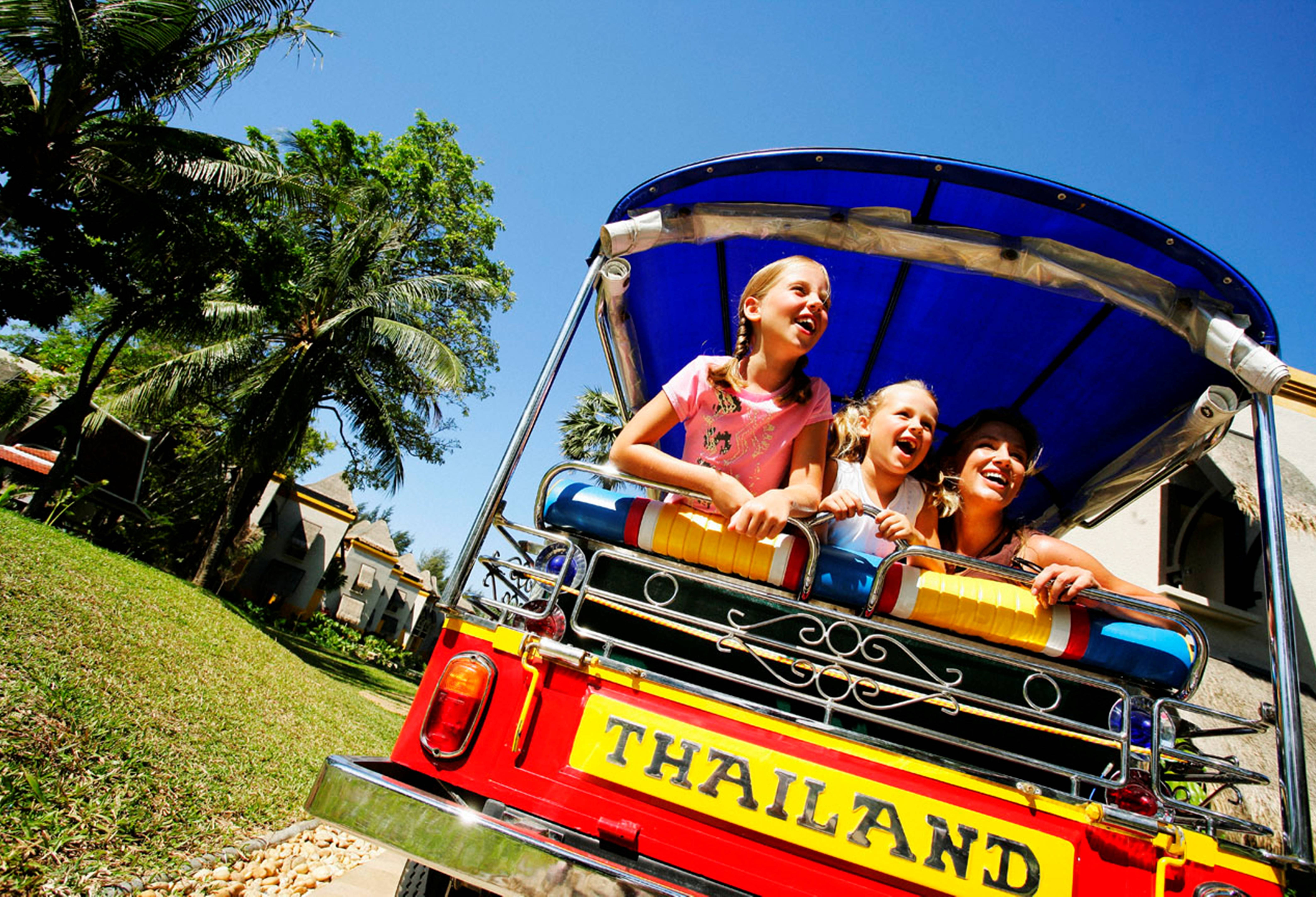 Gezin in een tuktuk in Thailand