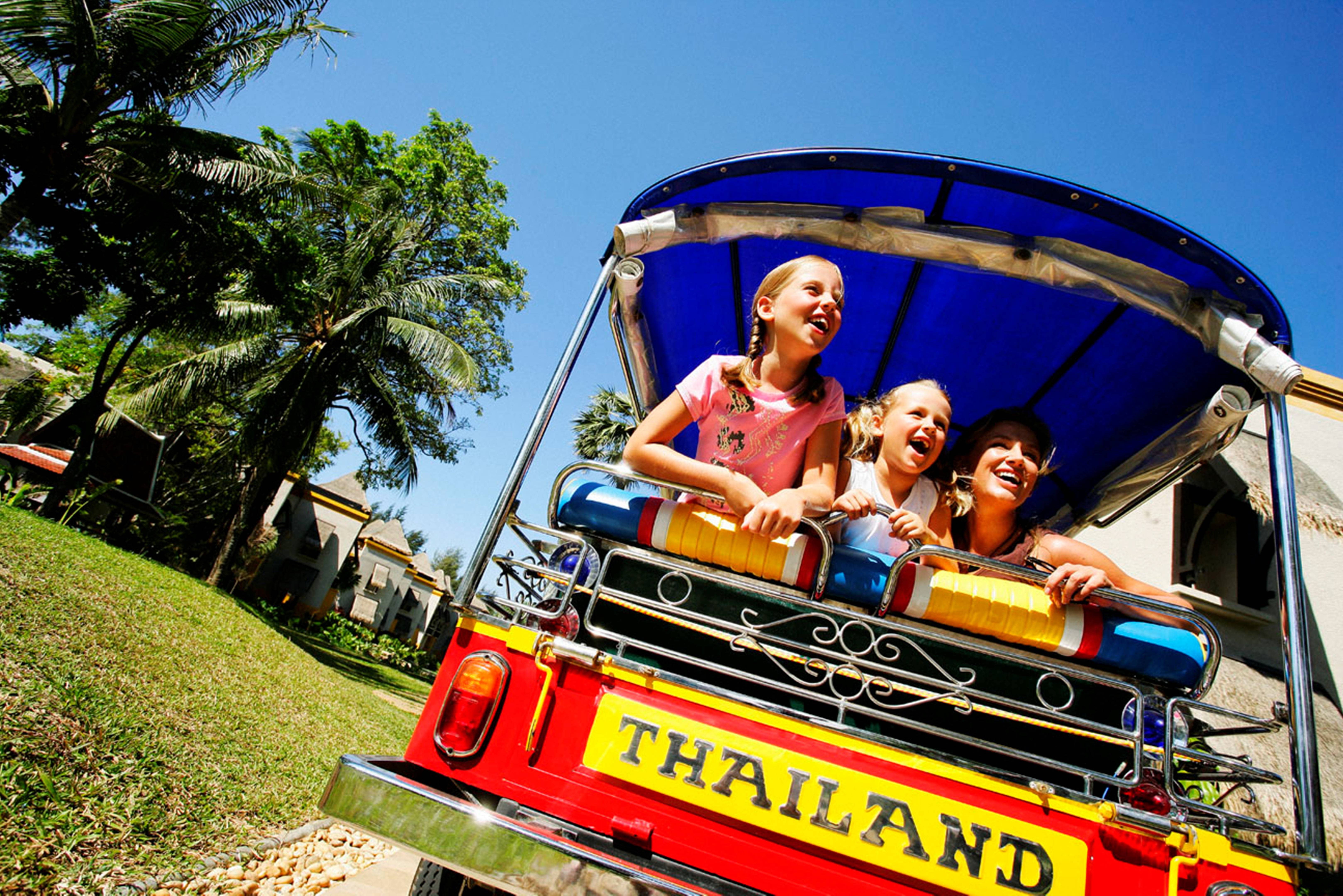 Gezin in een tuktuk in Thailand