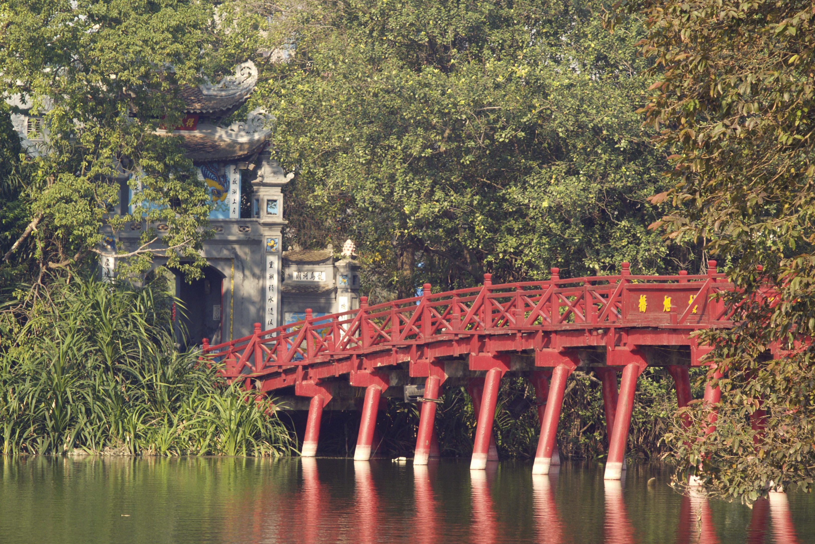 The Huc Bridge naar Jade Island in Hanoi, Vietnam