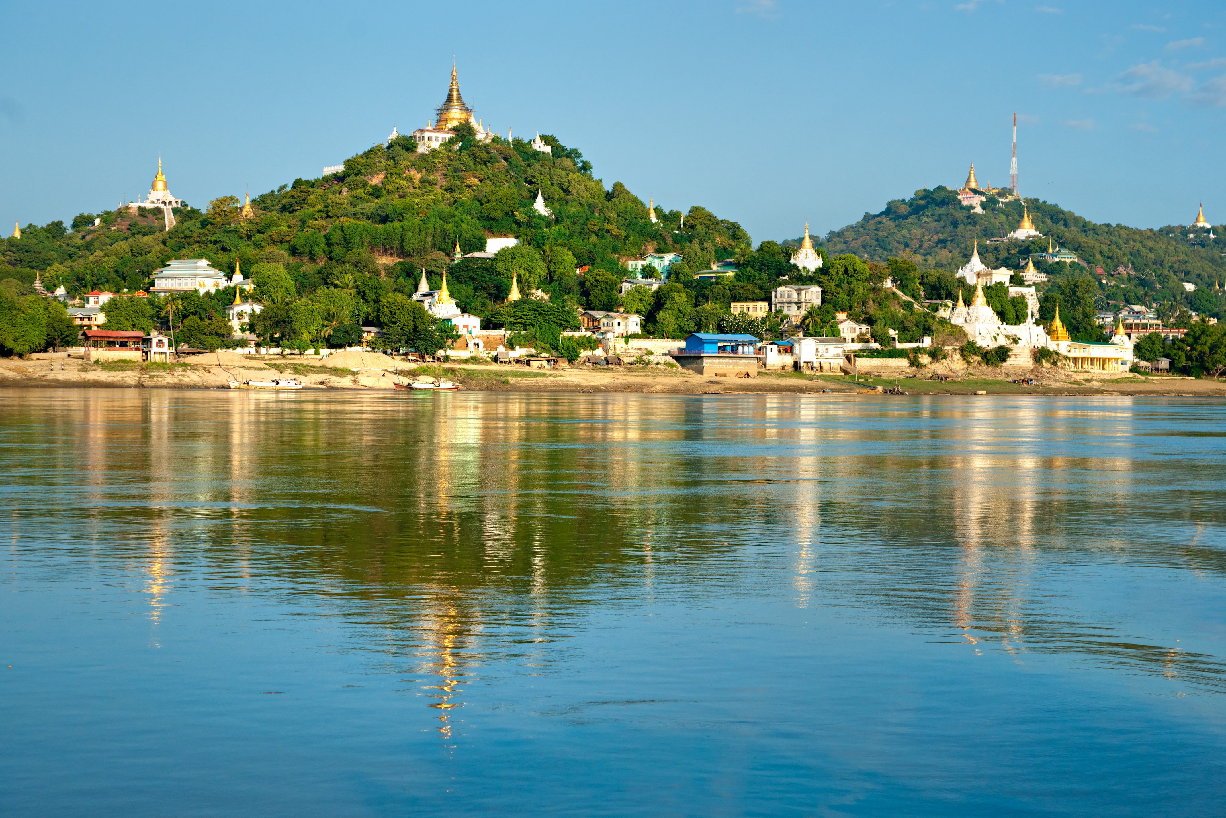 Uitzicht op Sagaing vanaf het water vlakbij Mandalay