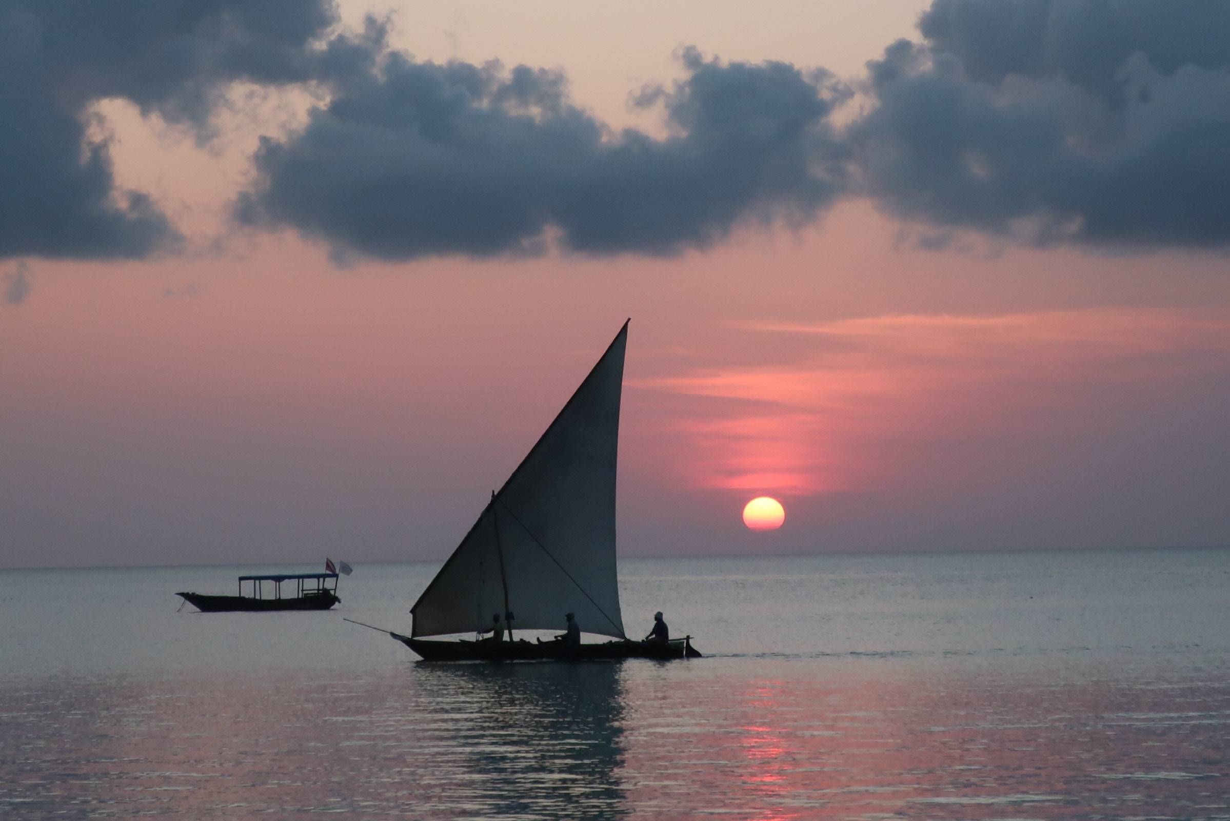 Dhow Boot bij zonsondergang op Zanzibar