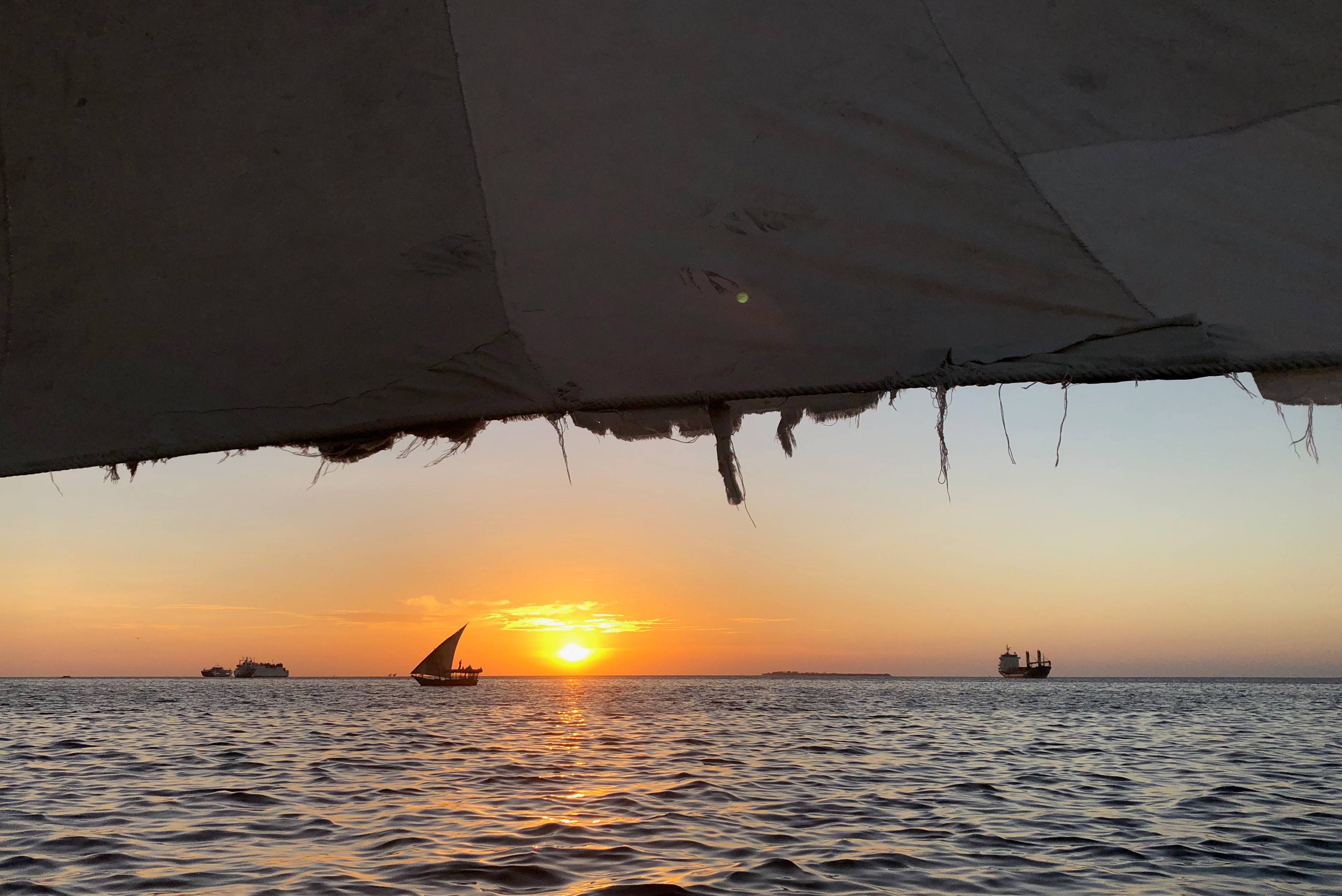 Dhow Boot bij zonsondergang op Zanzibar