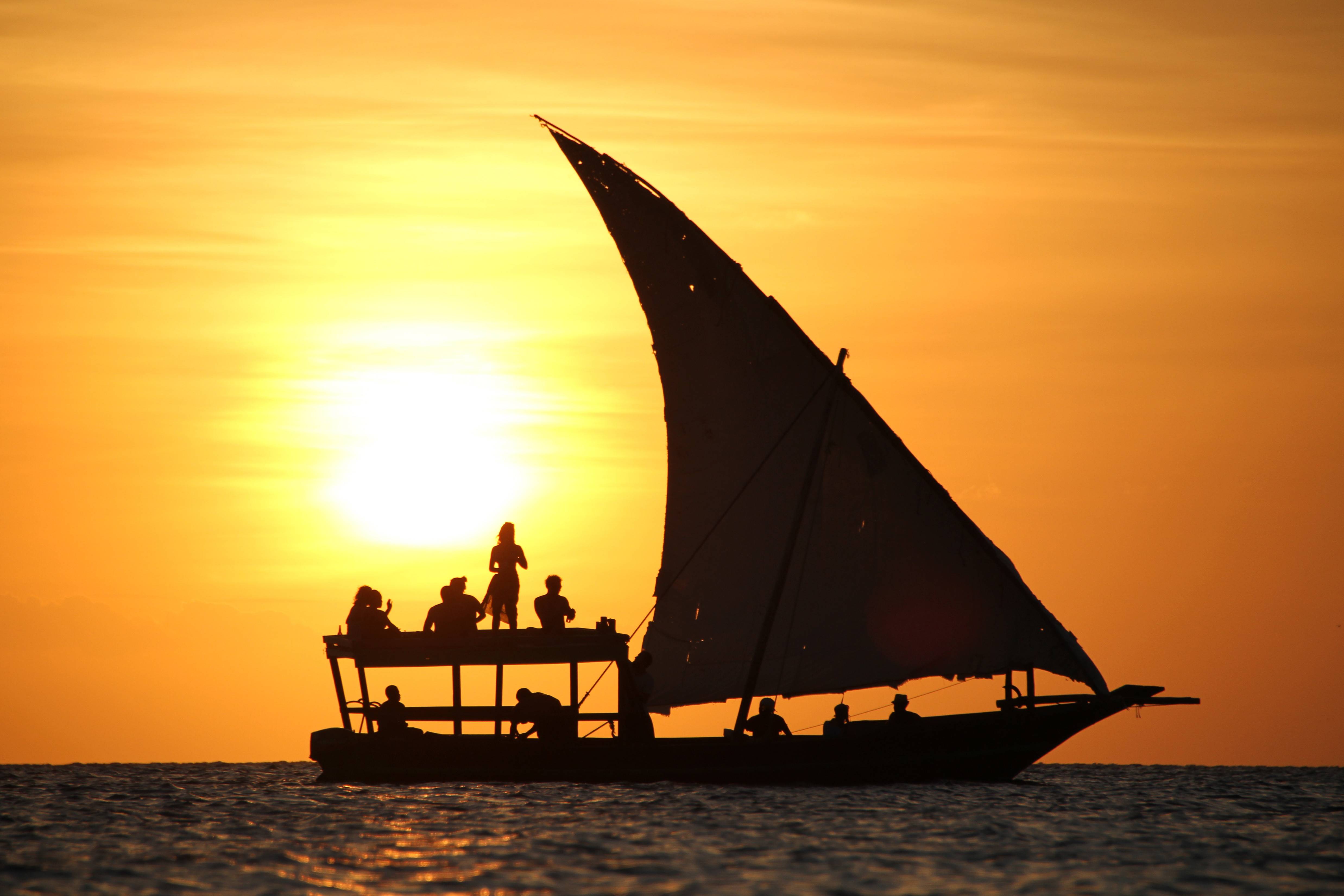 Dhow Boot bij zonsondergang op Zanzibar