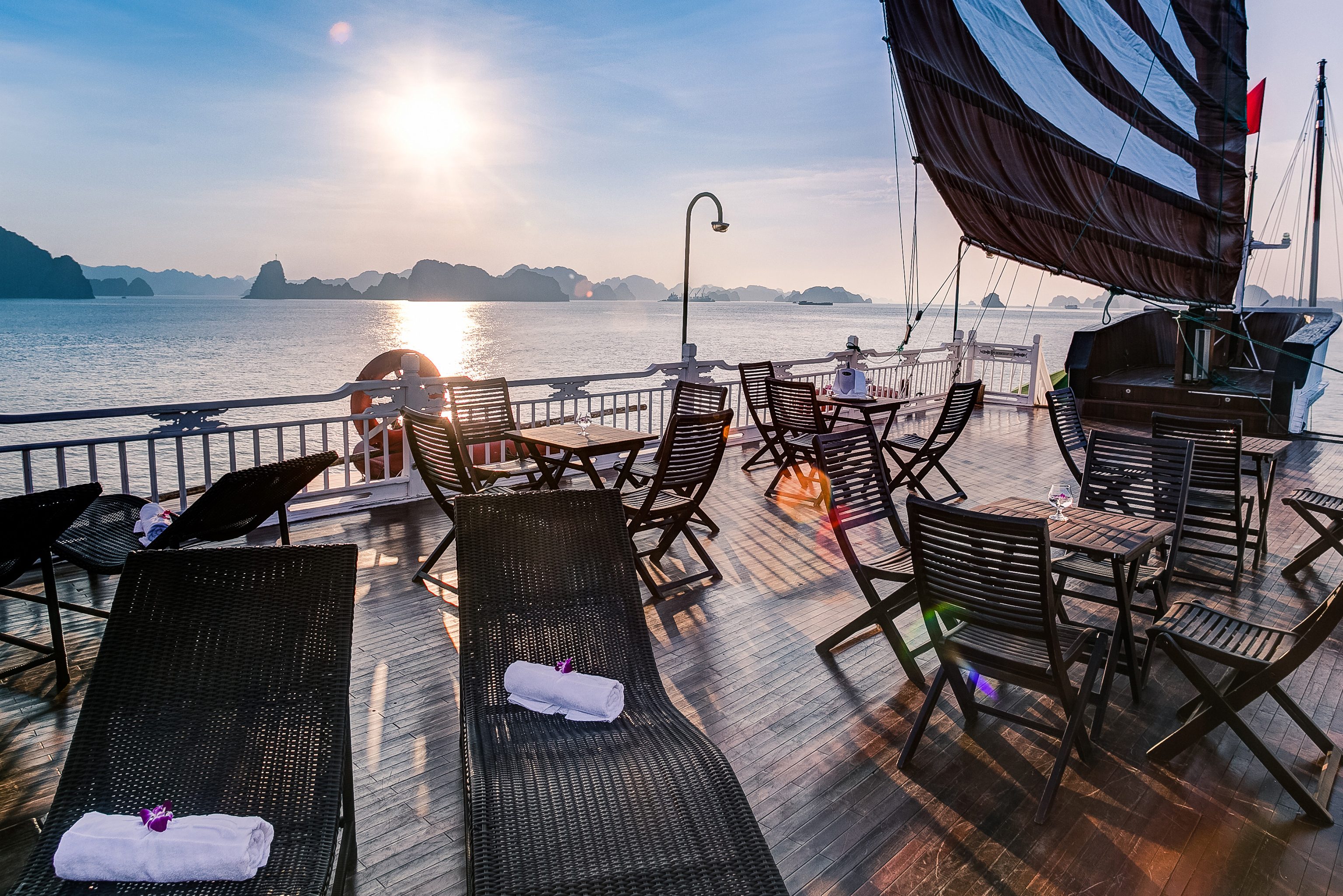 Het dek van de Bhaya Classic Cruise in Halong Bay, Vietnam