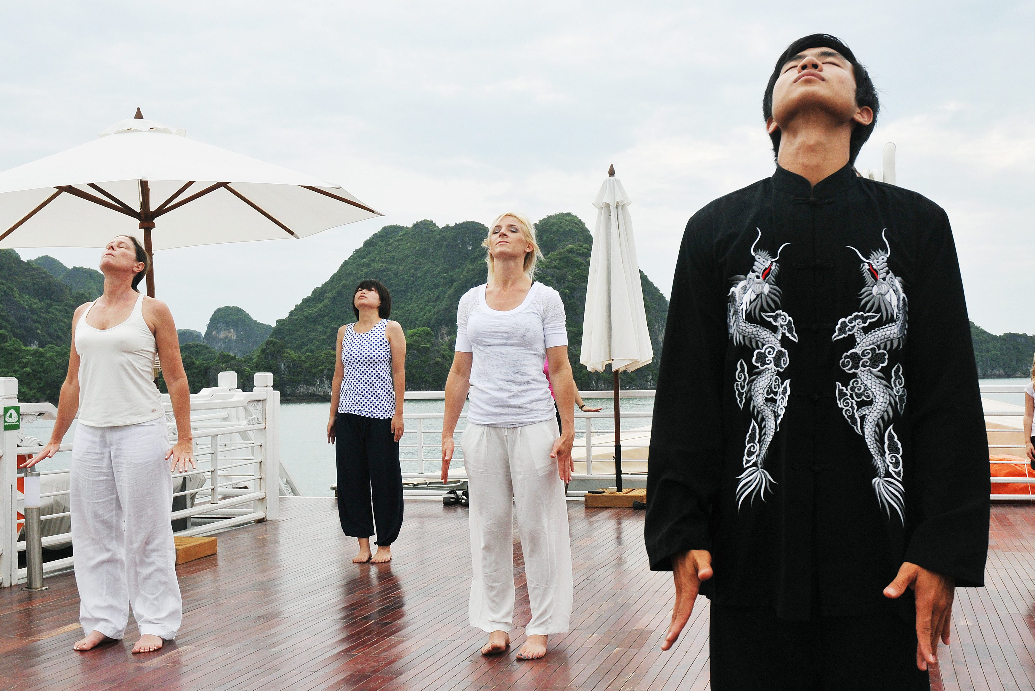 Tai Chi tijdens de Bhaya Classic Cruise in Halong Bay, Vietnam