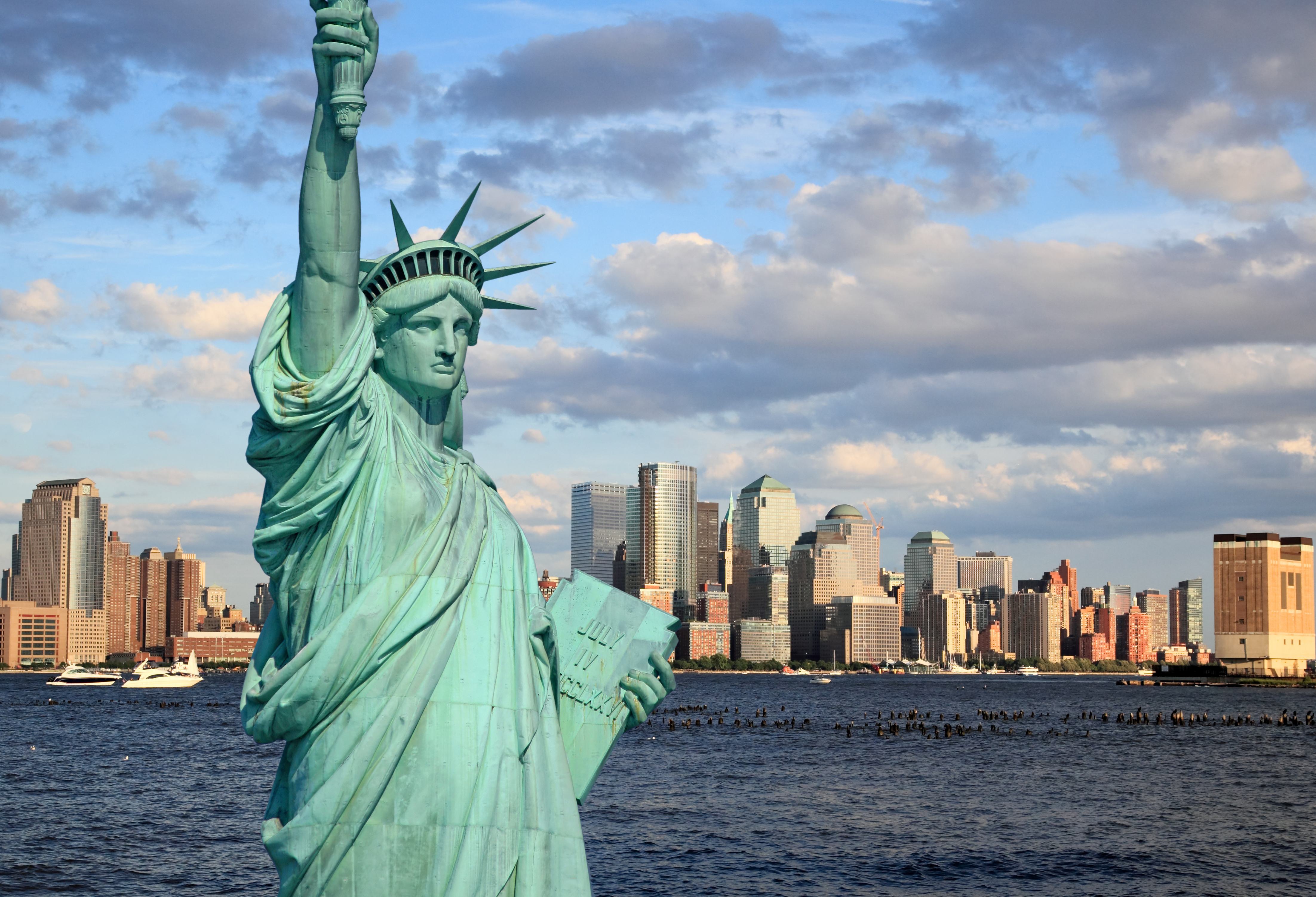 Uitzicht op het vrijheidsbeeld en de New York skyline