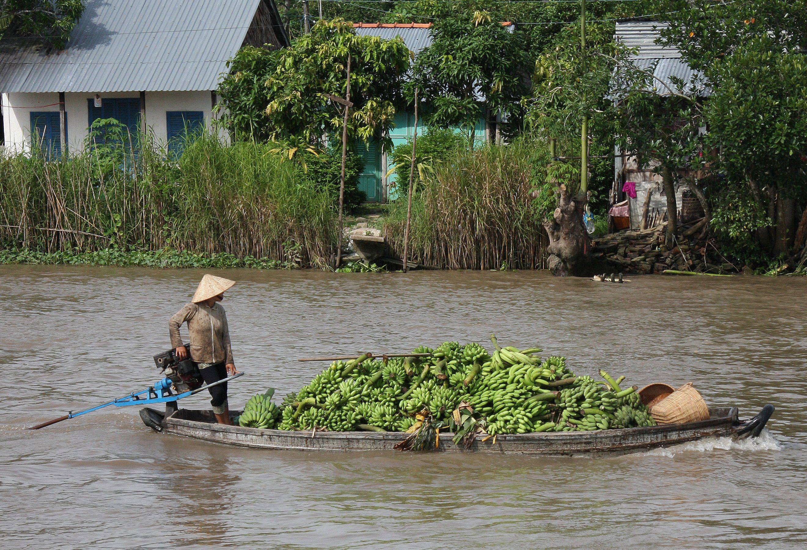 Boot op weg naar de drijvende markt in de Mekong Delta in Vietnam