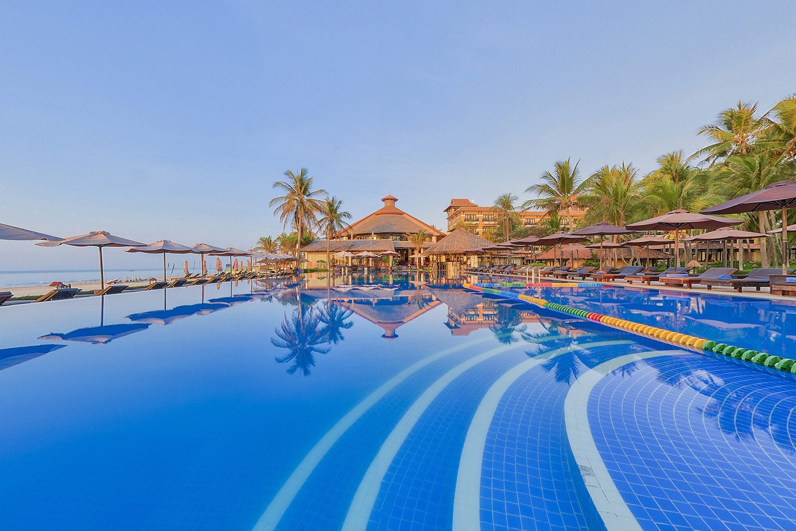 Het zwembad van het Seahorse Resort in Mui Ne, Vietnam