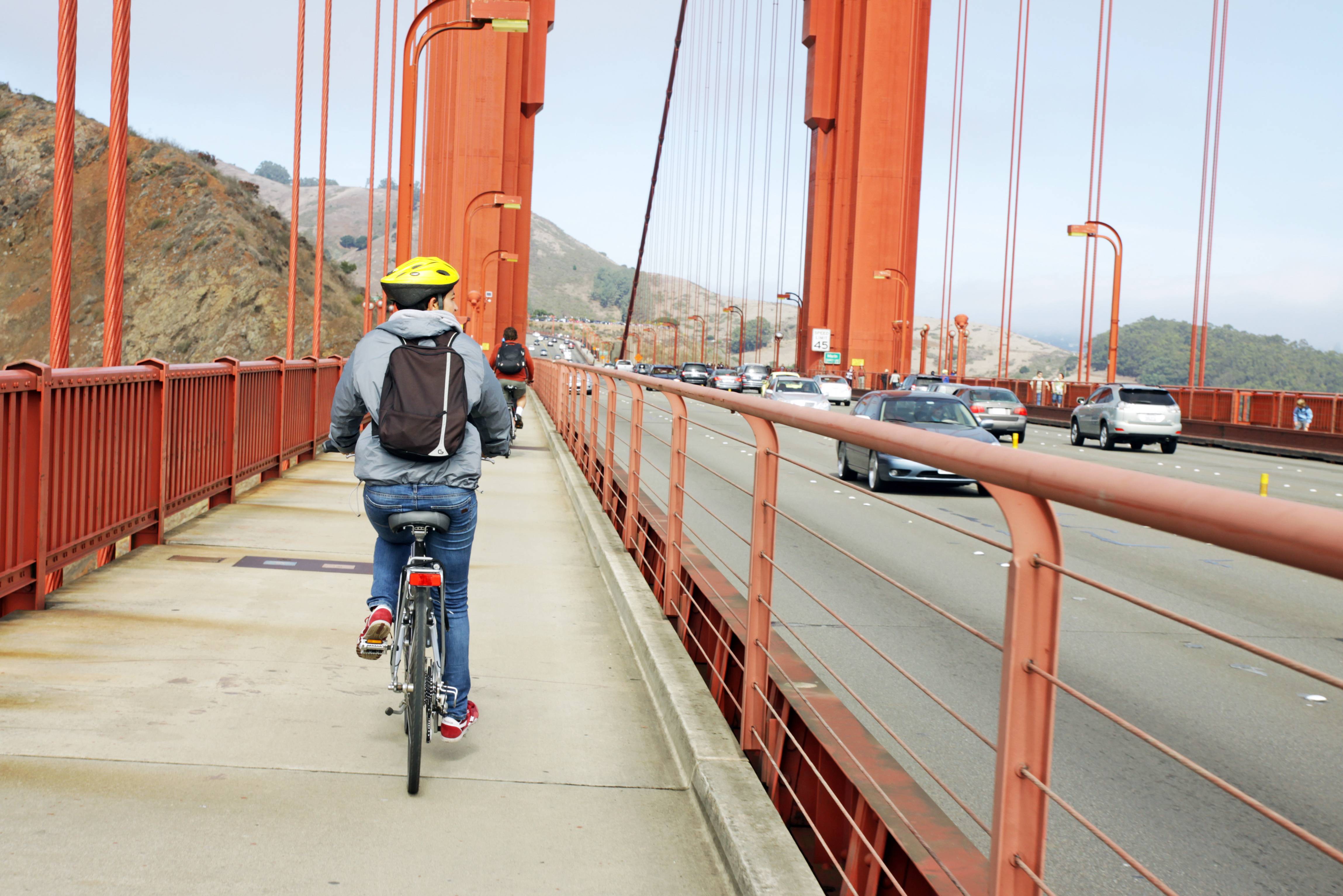 Fietsen ocer de Golden Gate in San Francisco in Amerika