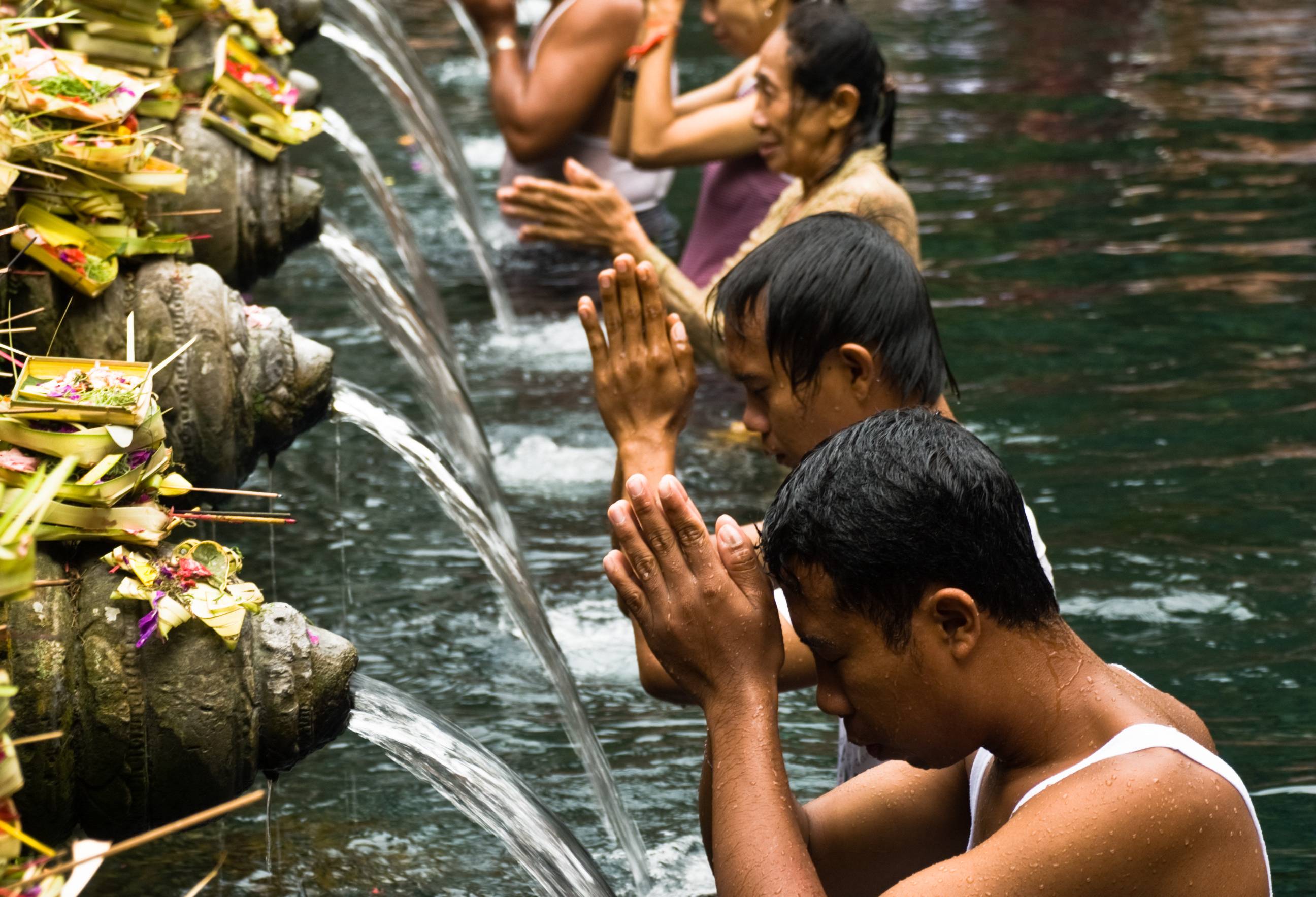 Tirta Empul tempel Melukat ritueel op Bali