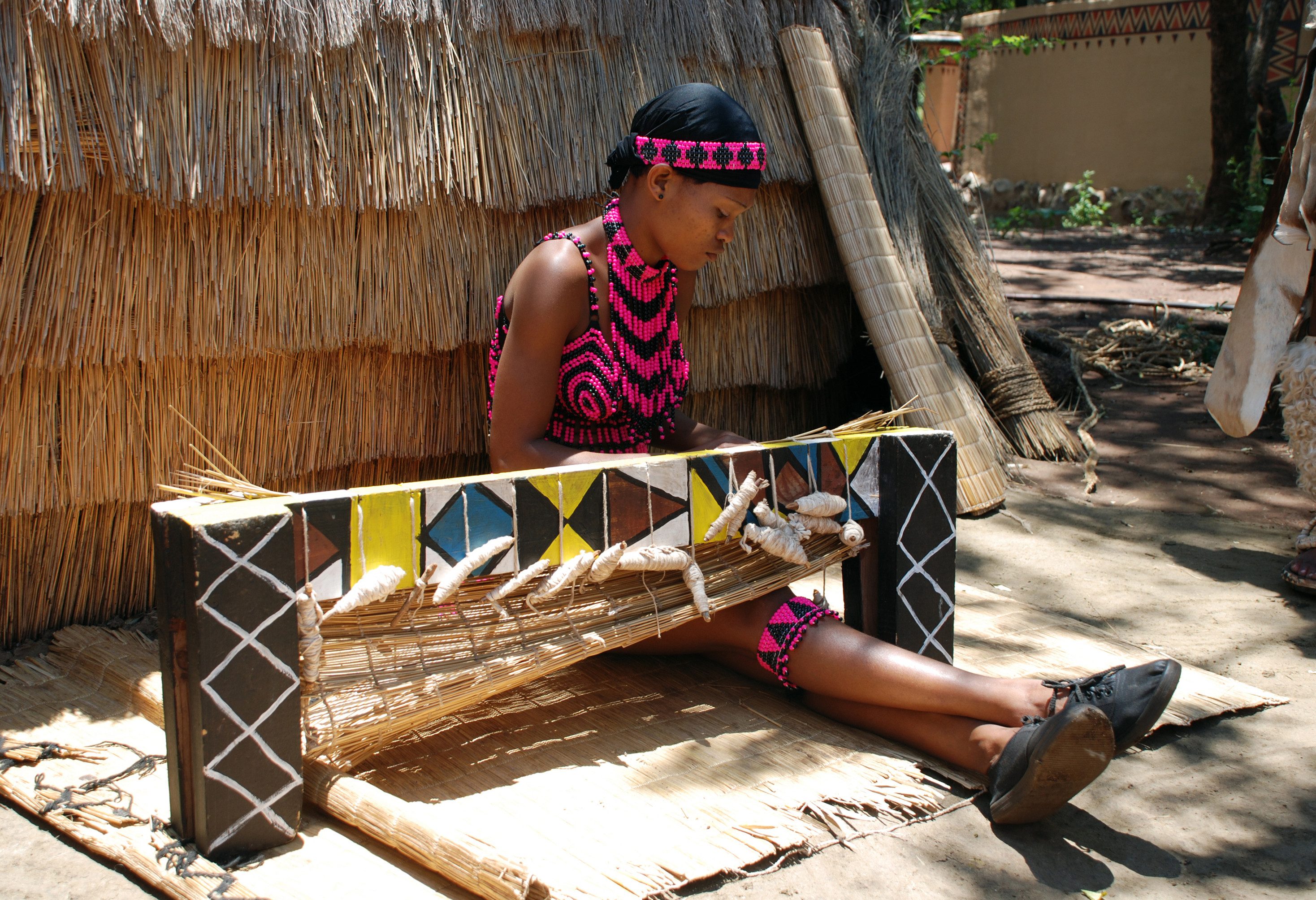 Zulu vrouw aan het weven in Zuid-Afrika