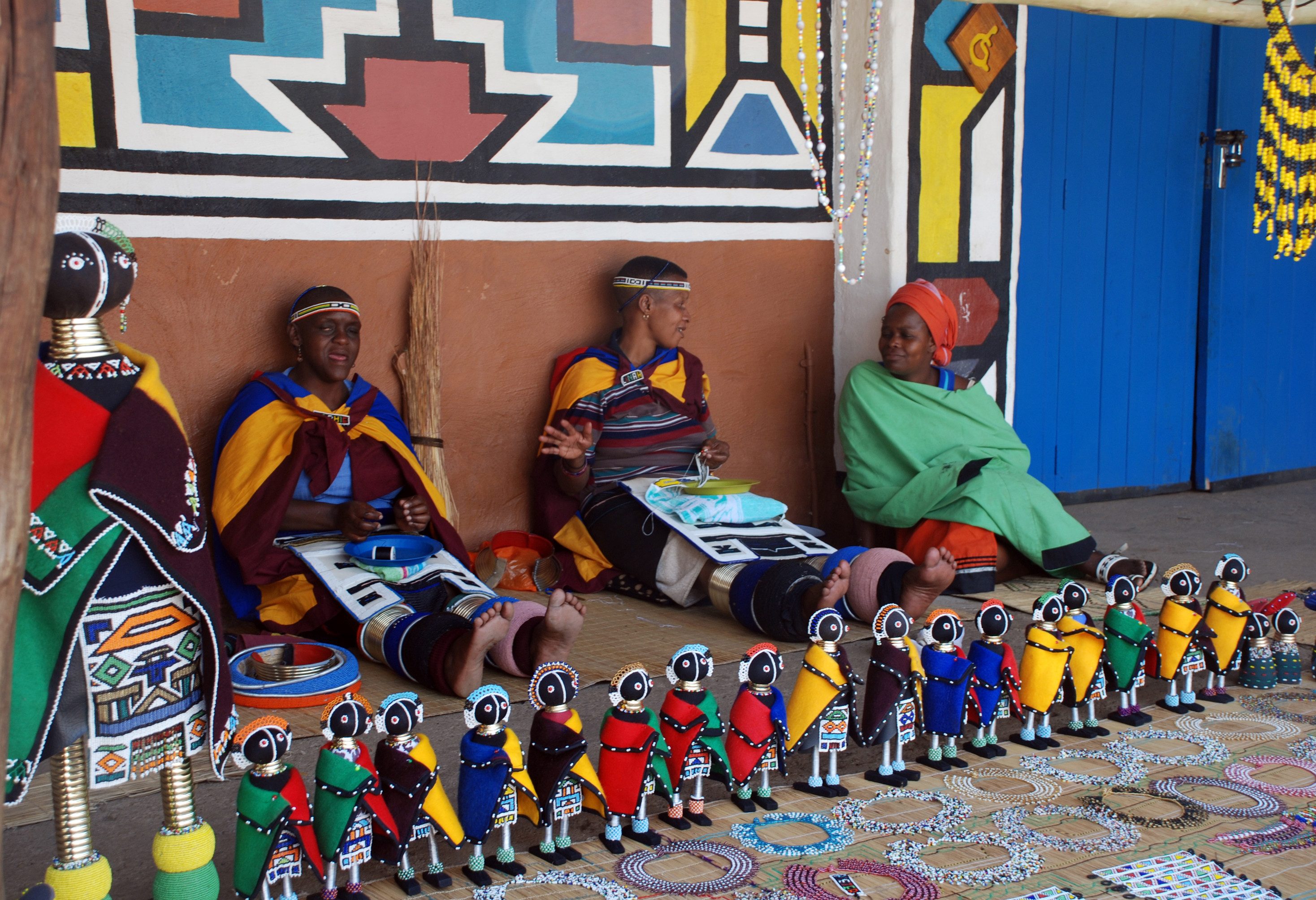 Ndebele vrouwen in traditionele kleding in Zuid-Afrika