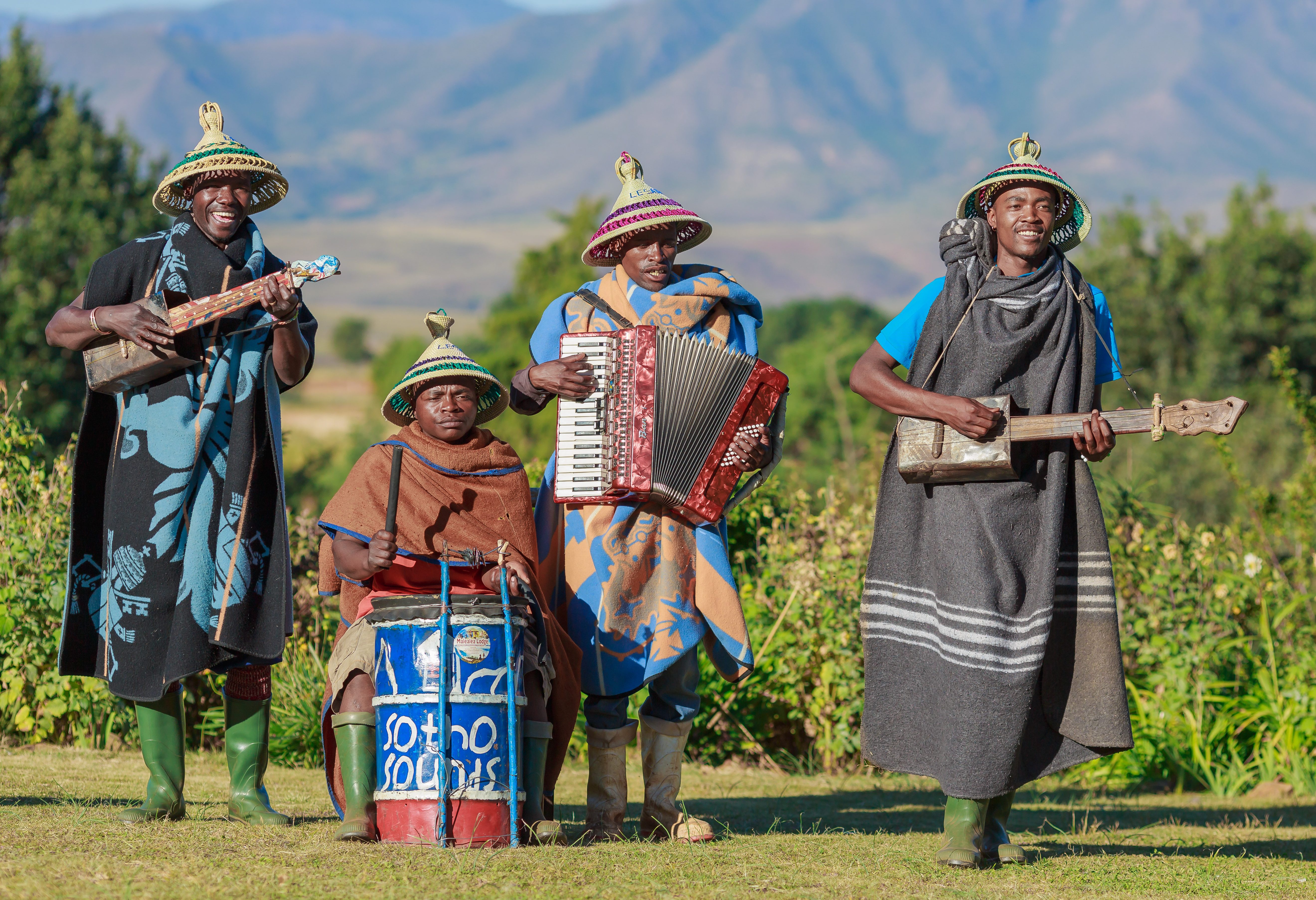 Muzikanten met traditionele dekens als klederdracht in Lesotho