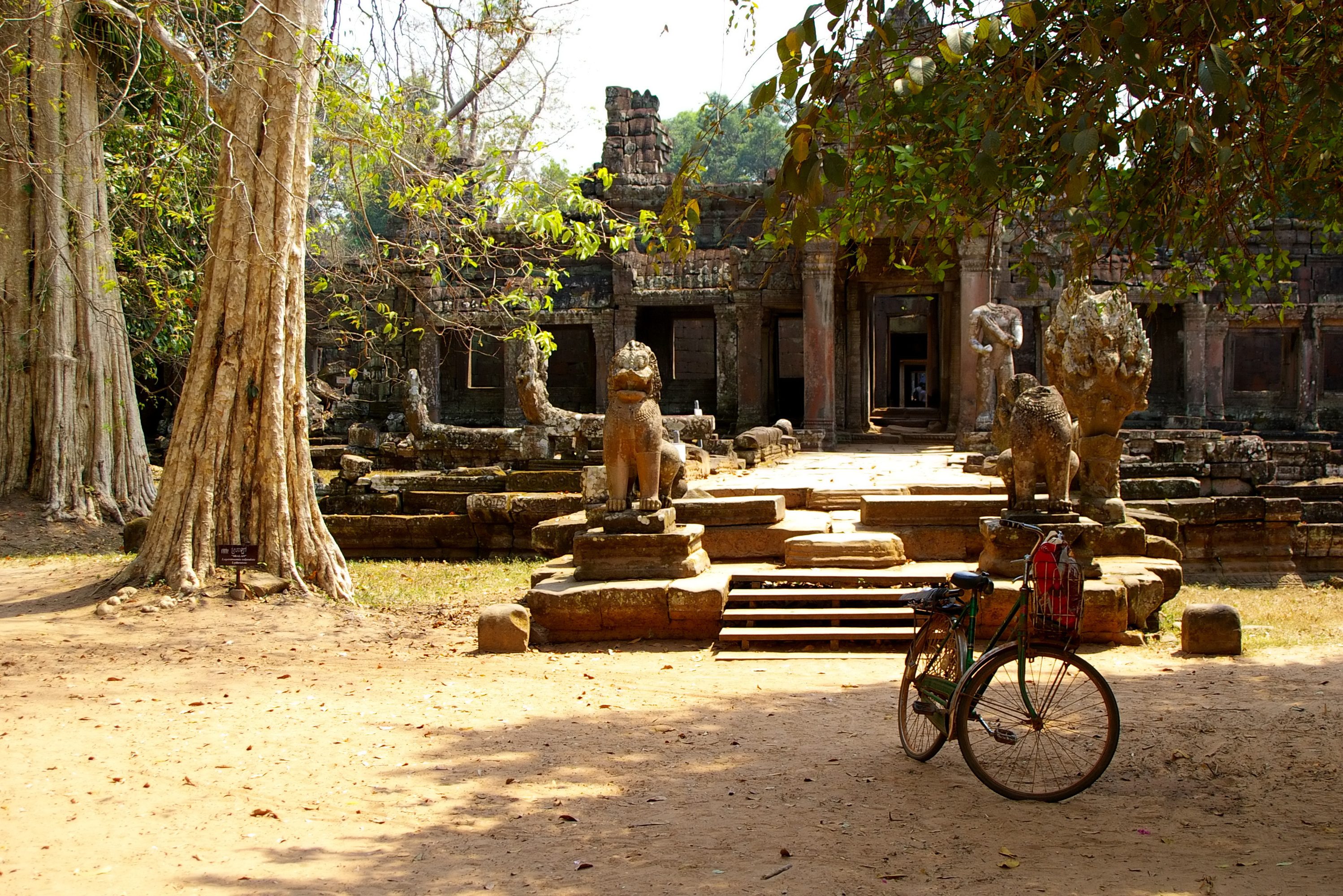 Fiets buiten tempel in het Angkor tempelcomplex in Cambodja