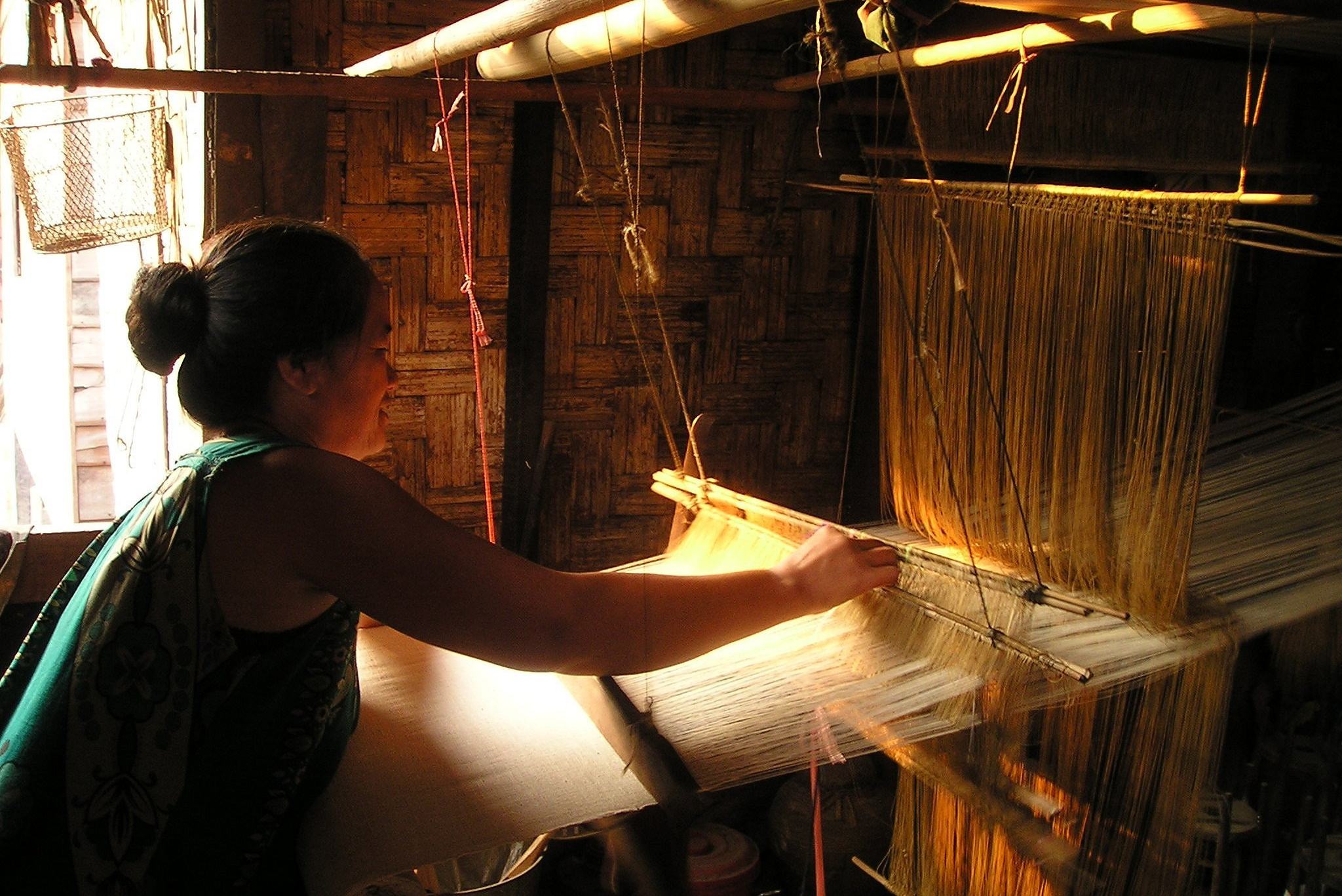 Vrouw weeft op traditionele wijze in Laos