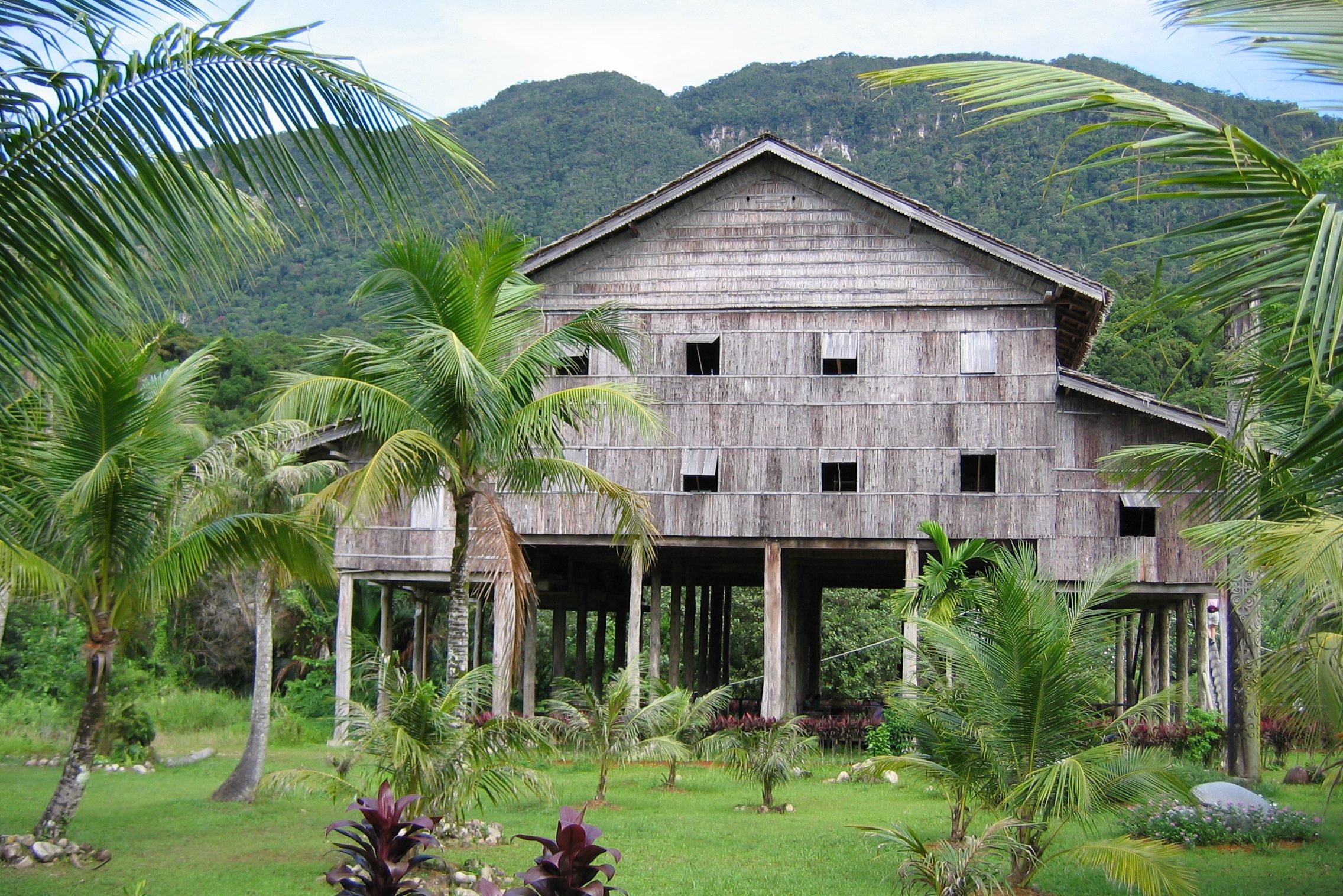 Longhouse in de jungle van Sarawak Borneo