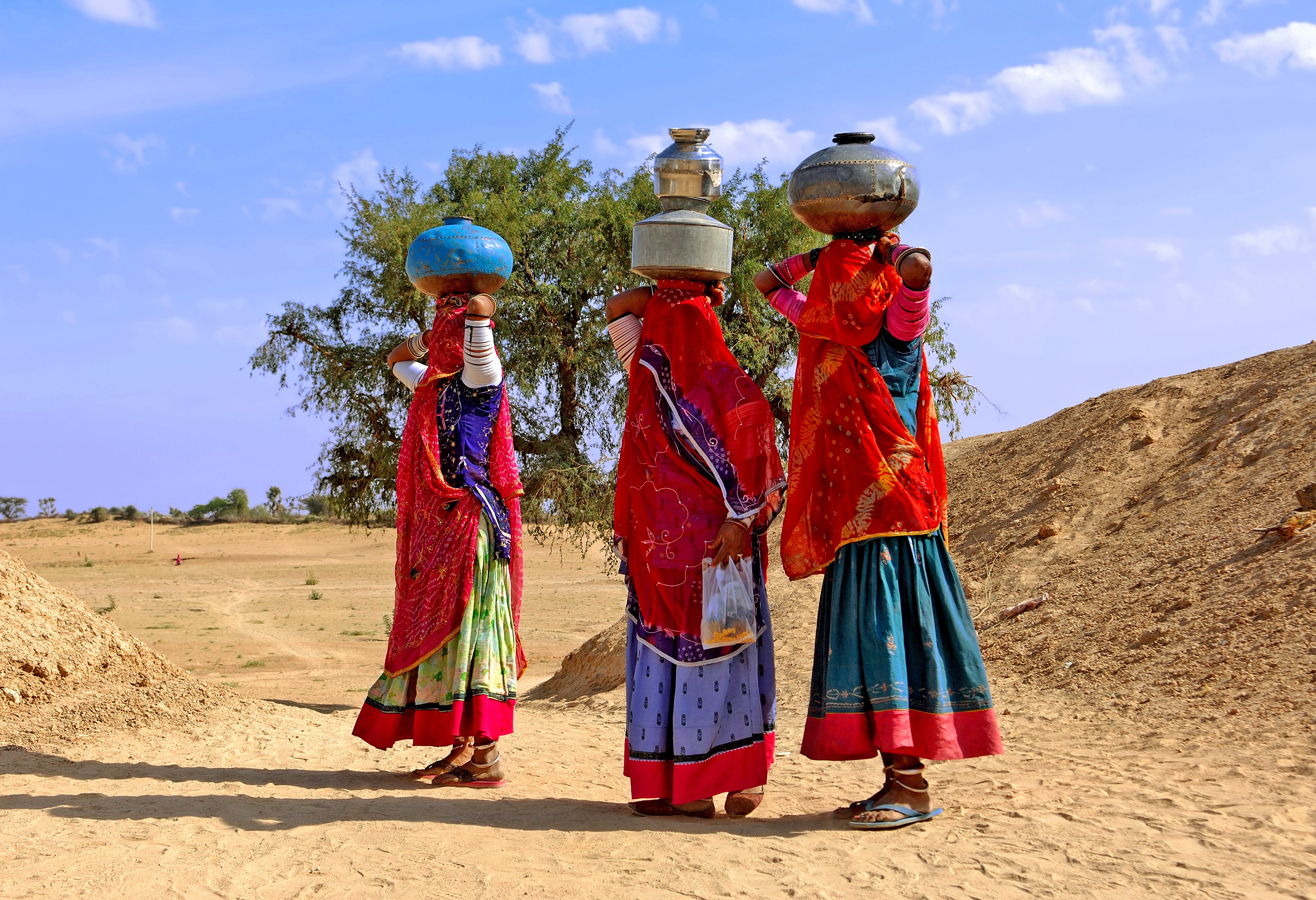 Vrouwen met kruik in Rajasthan in India