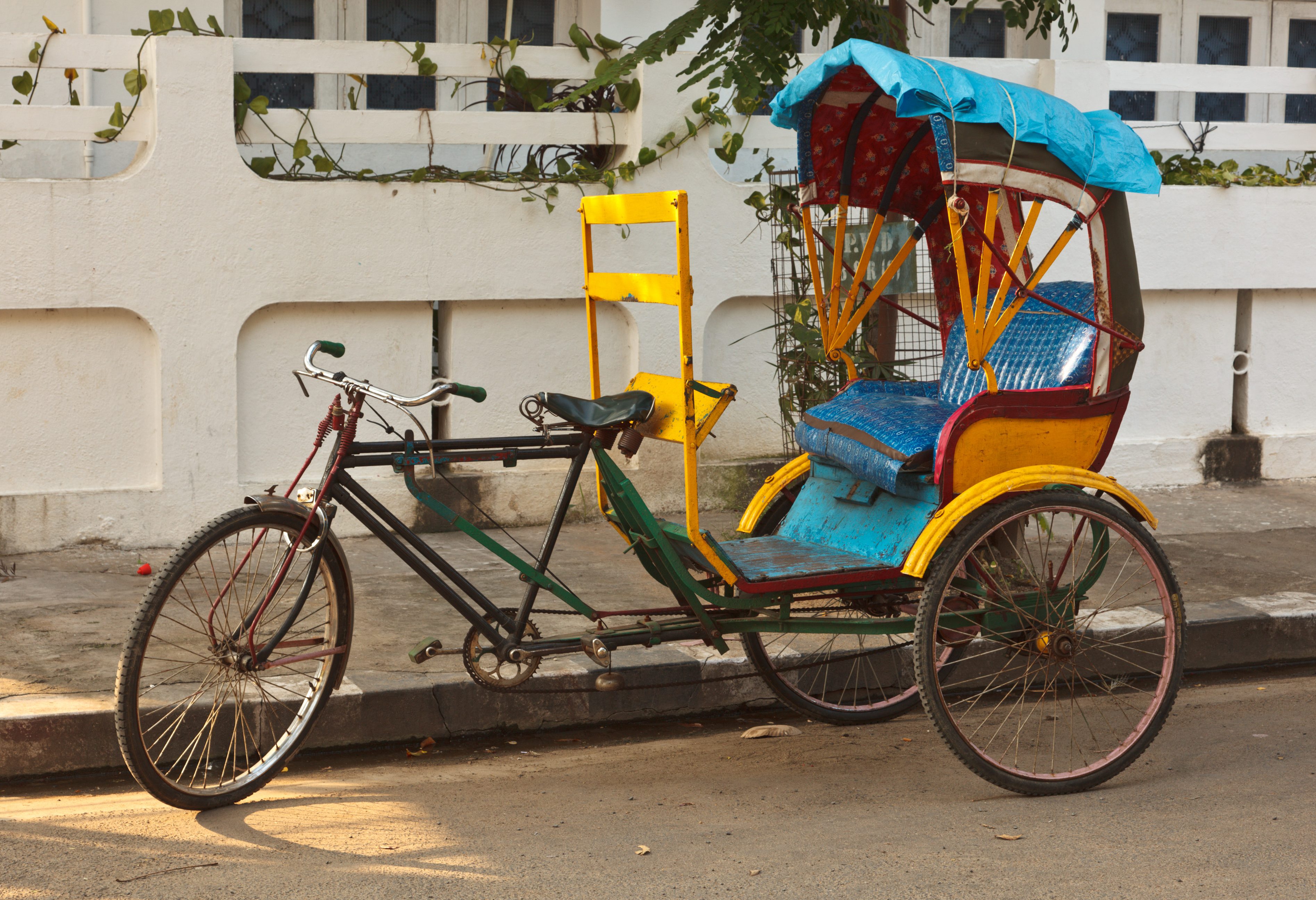 Straatbeeld met Riksja in Zuid-India