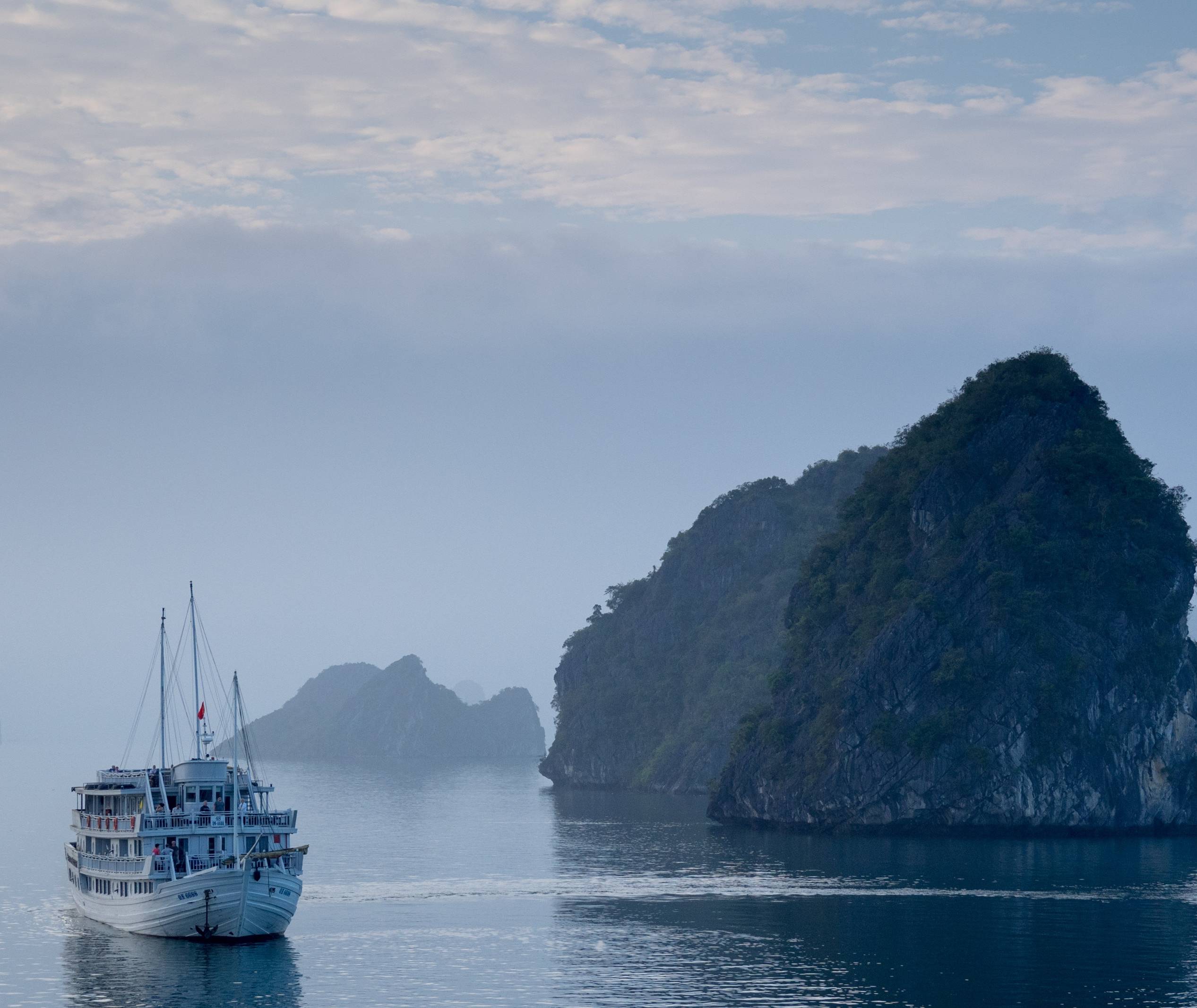 Halong Bay in de mist