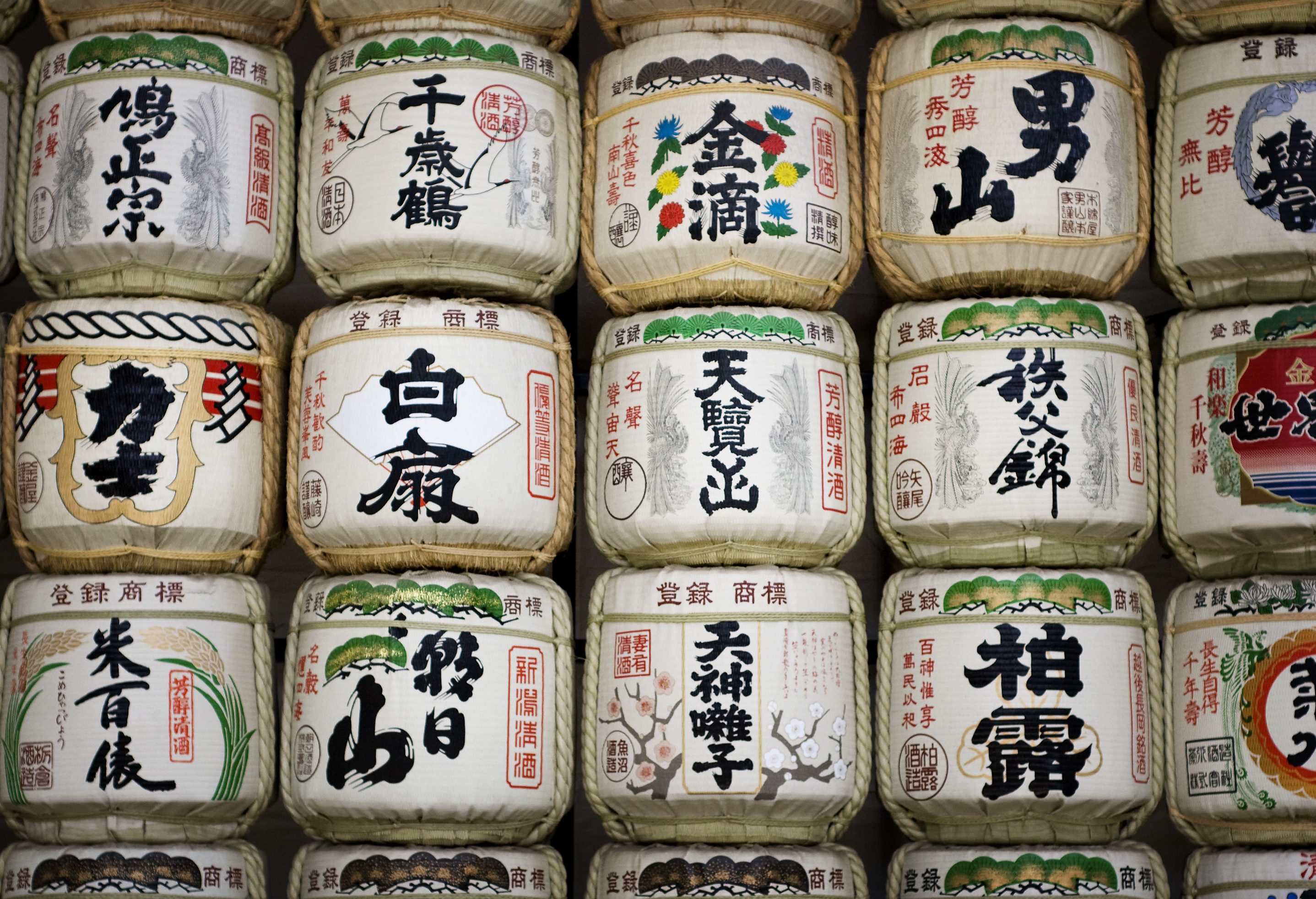 Sake barrels bij tempel in Japan