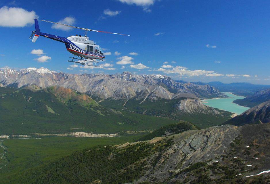 Helikopter vlucht boven de Rocky Mountains in Canada