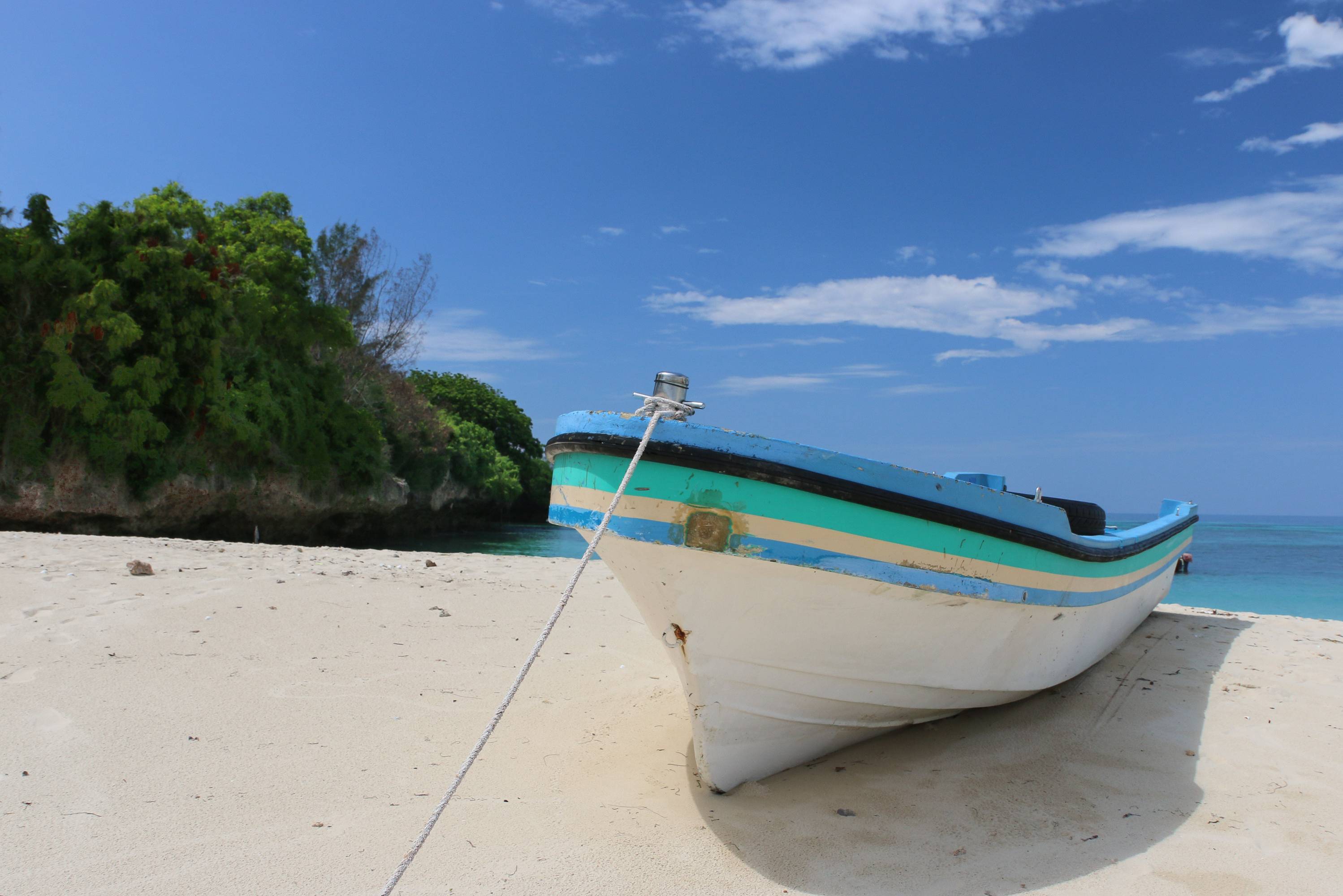 Bootje op het strand van Prison Island bij Zanzibar