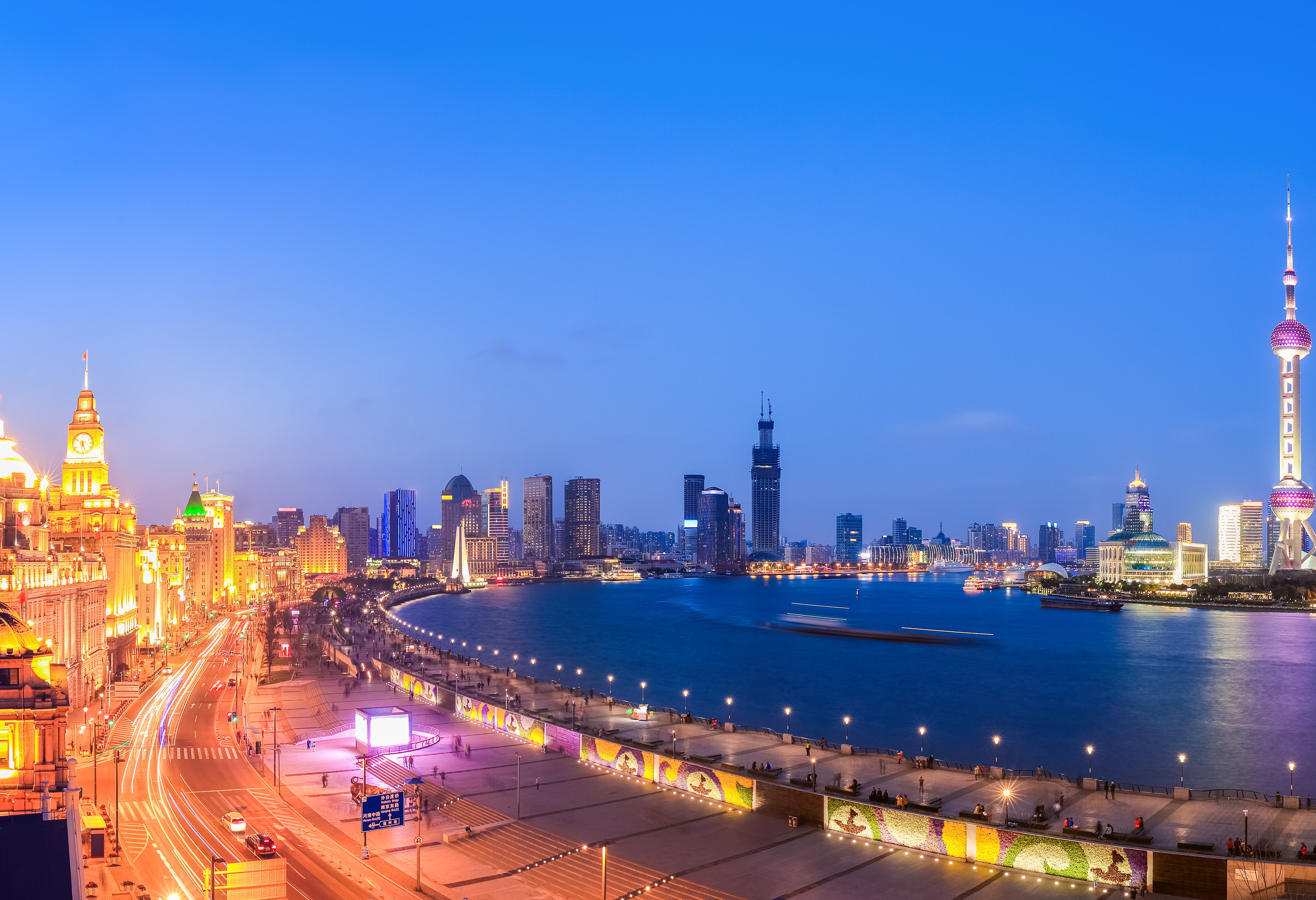 The Bund in de avond in Shanghai
