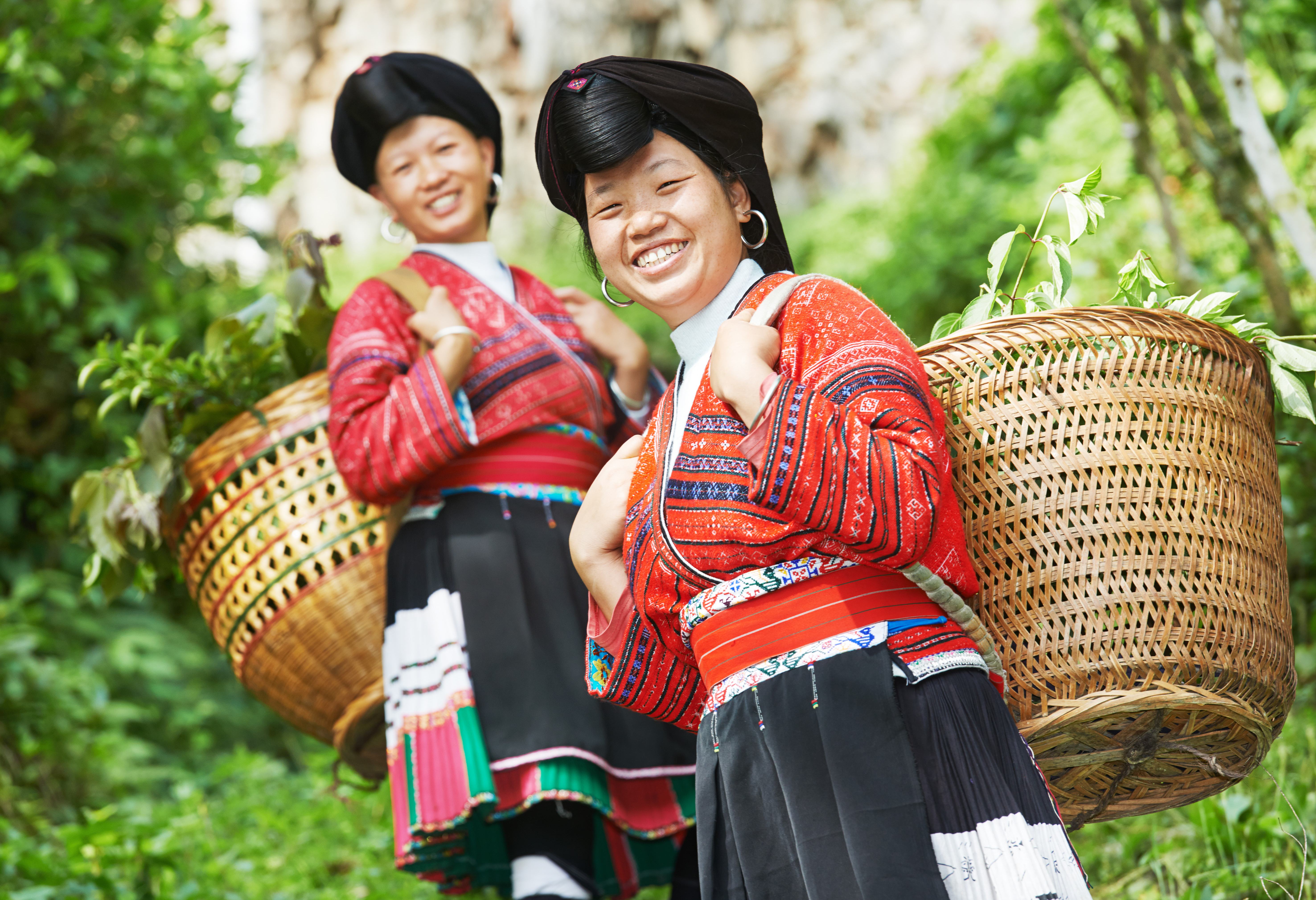Yao vrouwen met manden in China