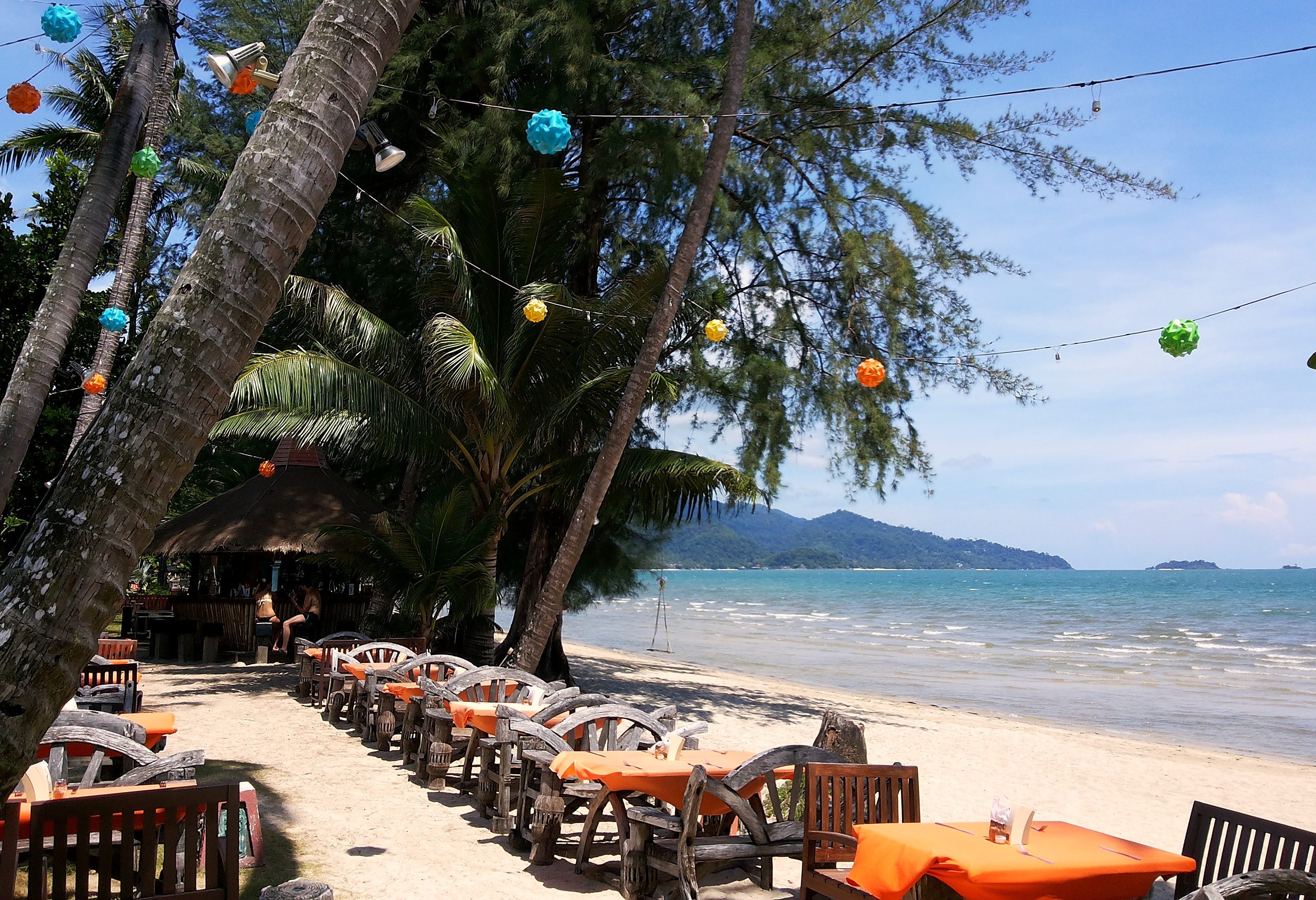 Restaurant aan het strand van het Koh Chang Paradise Resort op Koh Chang in Thailand