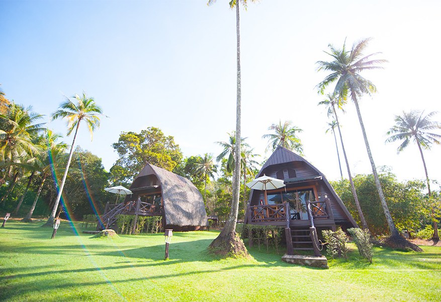 Bungalows in de tuin van het Koh Kood Beach Resort op Koh Kood, Thailand