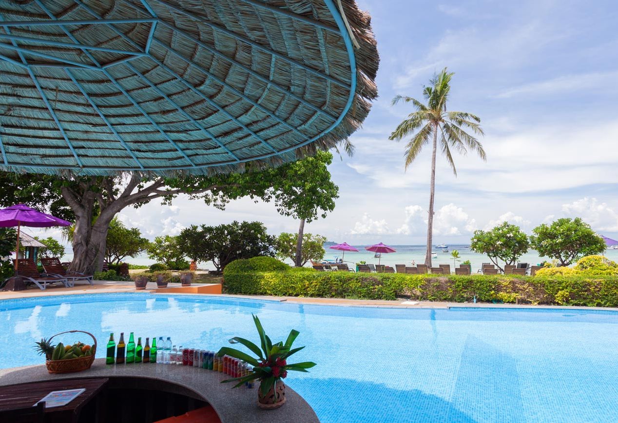 Zwembad nabij het strand van het Phi Phi Erawan Palms Resort op Koh Phi Phi, Thailand