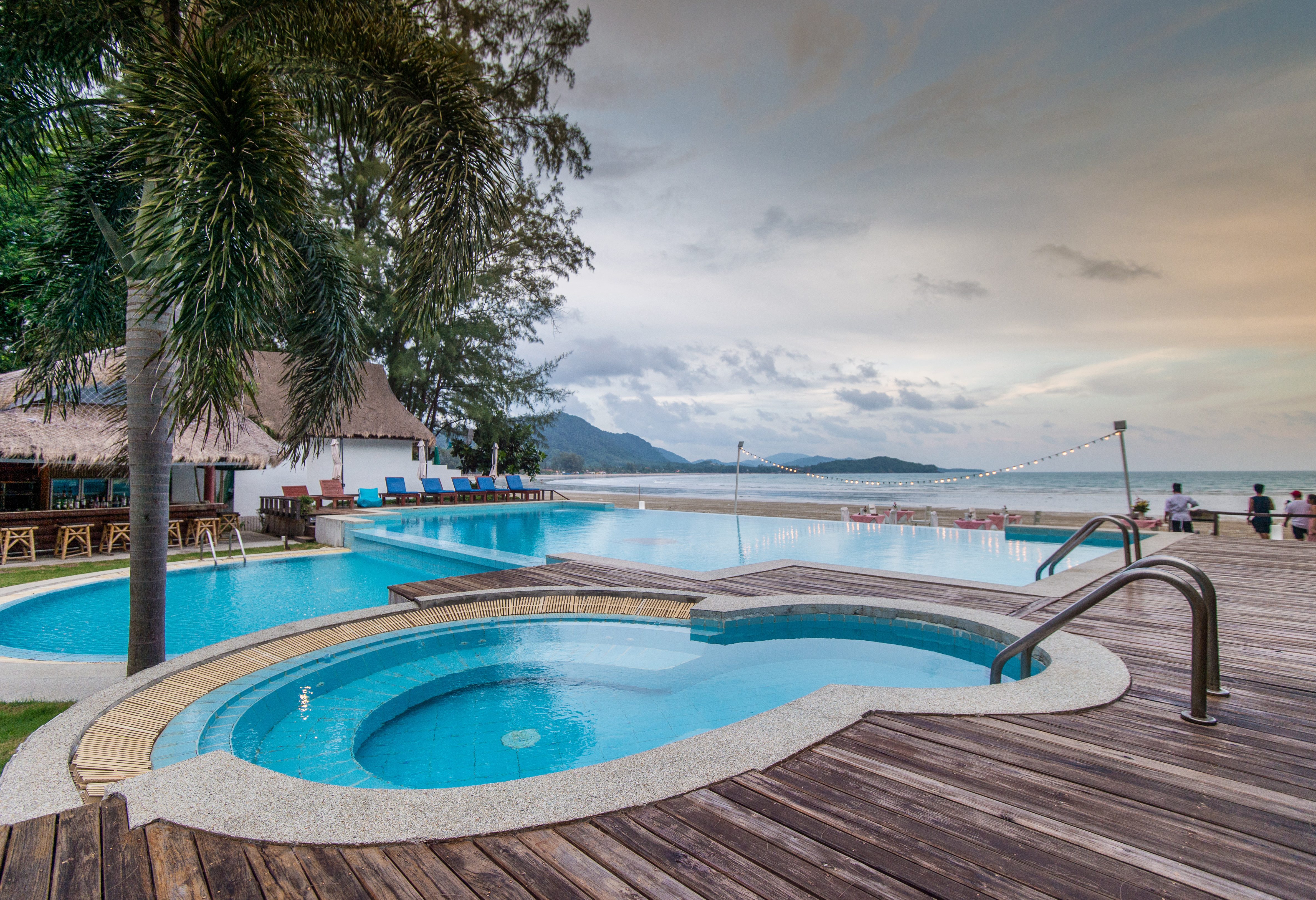 Zwembad in het Twin Bay Resort op Koh Lanta, Thailand