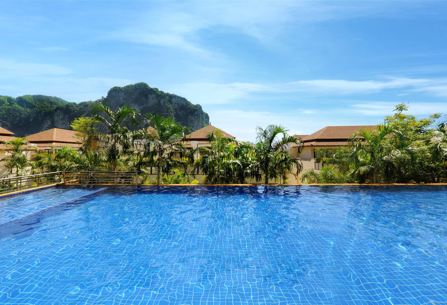 Zwembad in het Ao Nang Cliff Beach Resort in Krabi, Thailand
