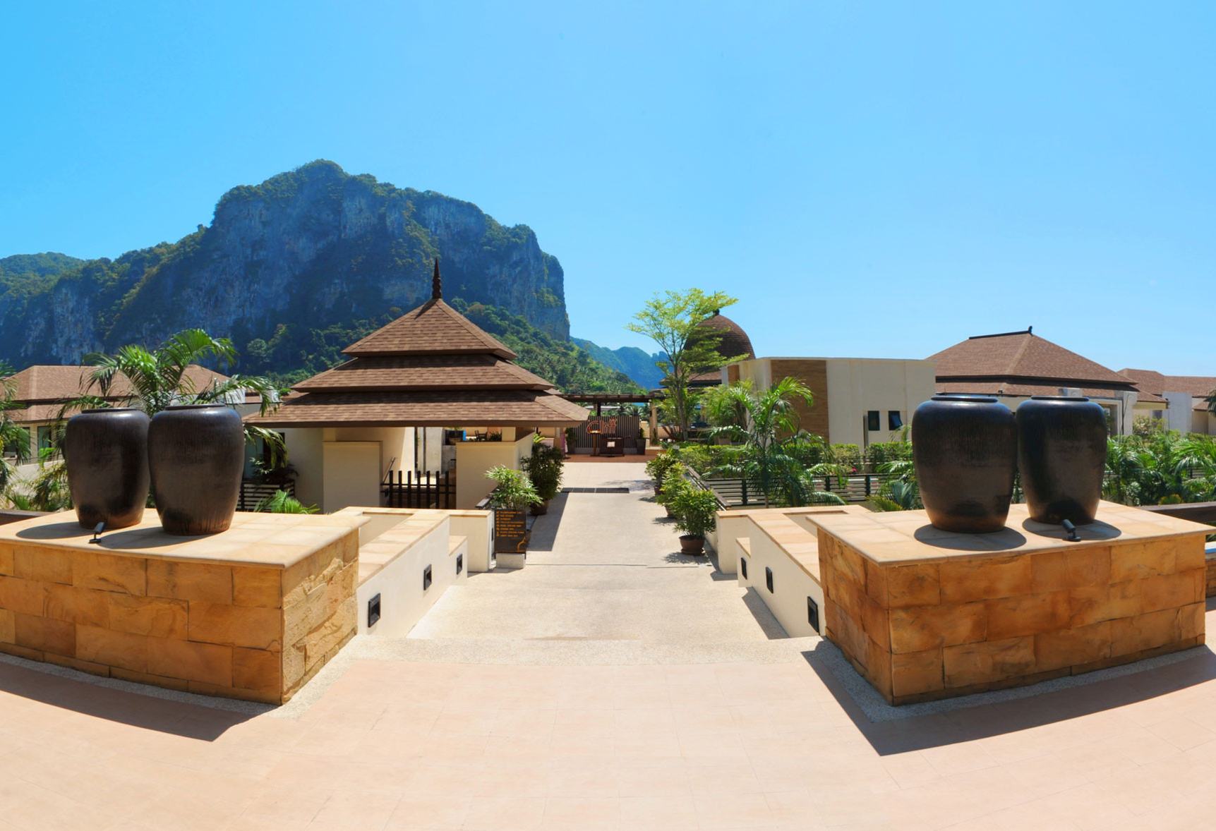 Pad naar lobby van het Ao Nang Cliff Beach Resort in Krabi, Thailand