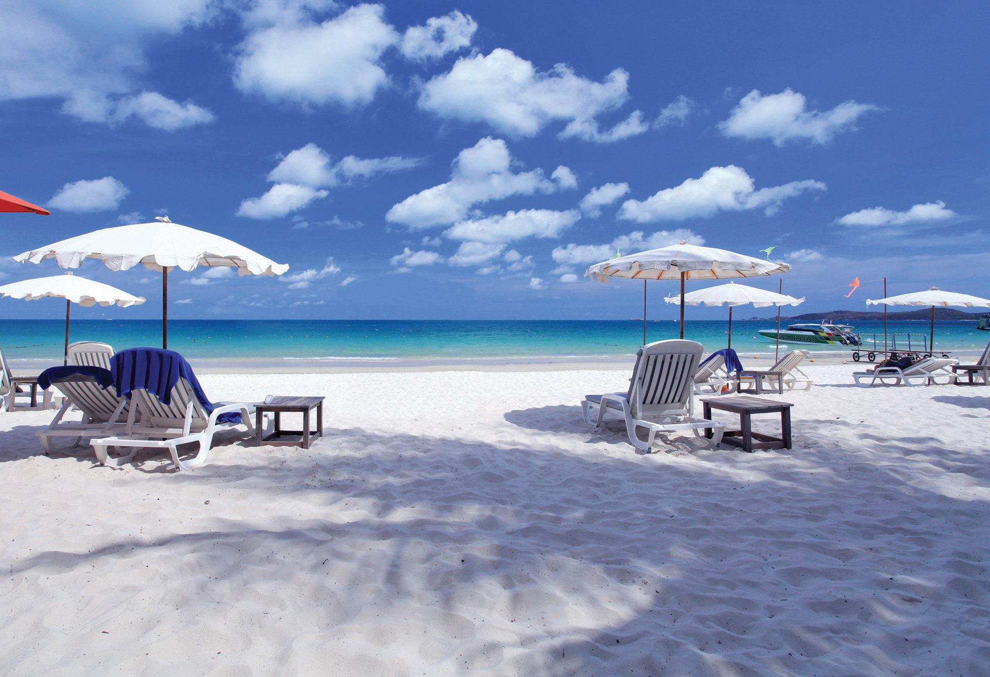 Strand bij het Sai Kaew Beach Resort op Koh Samet in Thailand